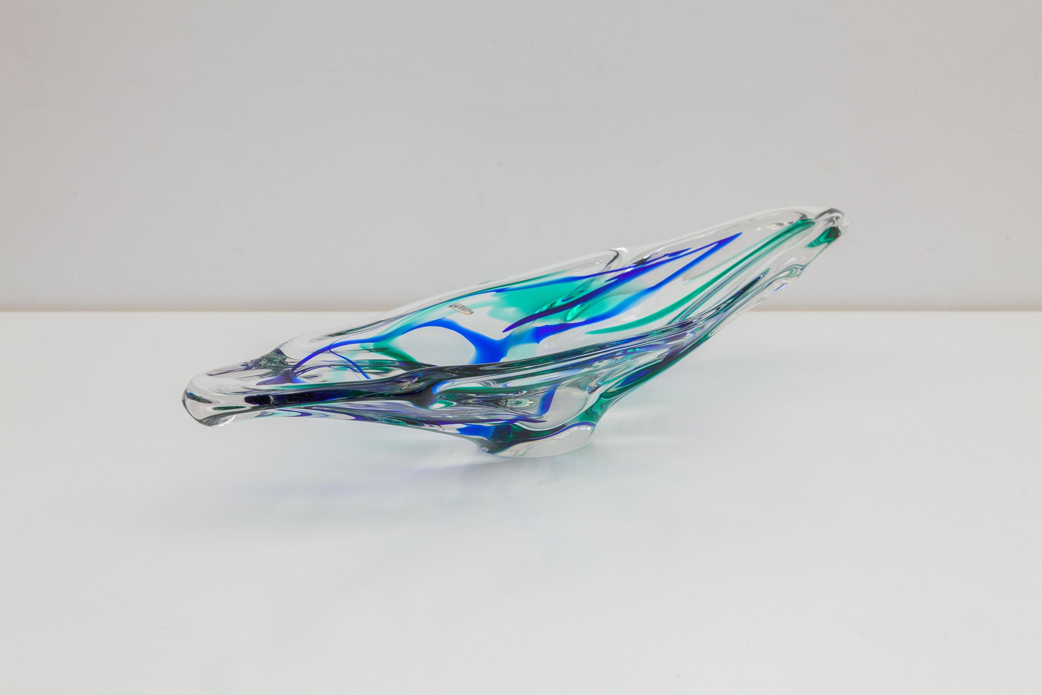 Beautiful, multicolored dish in clear glass with swirls of green and blue, signed by Max Verboeket Maastricht. In the period 1954-1972, he was permanently employed at the Kristalunie in Maastricht. He was the successor to Willem Jacob Rozendaal,