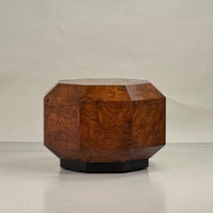 Table d'appoint octogonale sculpturale en bois de bourgogne par Milo Baughman