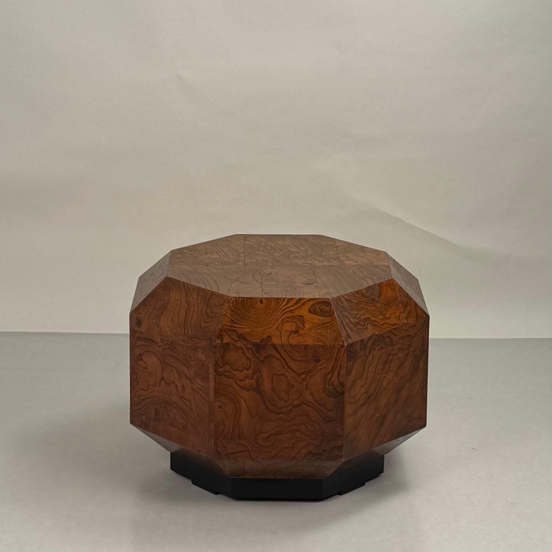 Moderno Tavolino ottagonale scultoreo in legno di buro di Milo Baughman in vendita