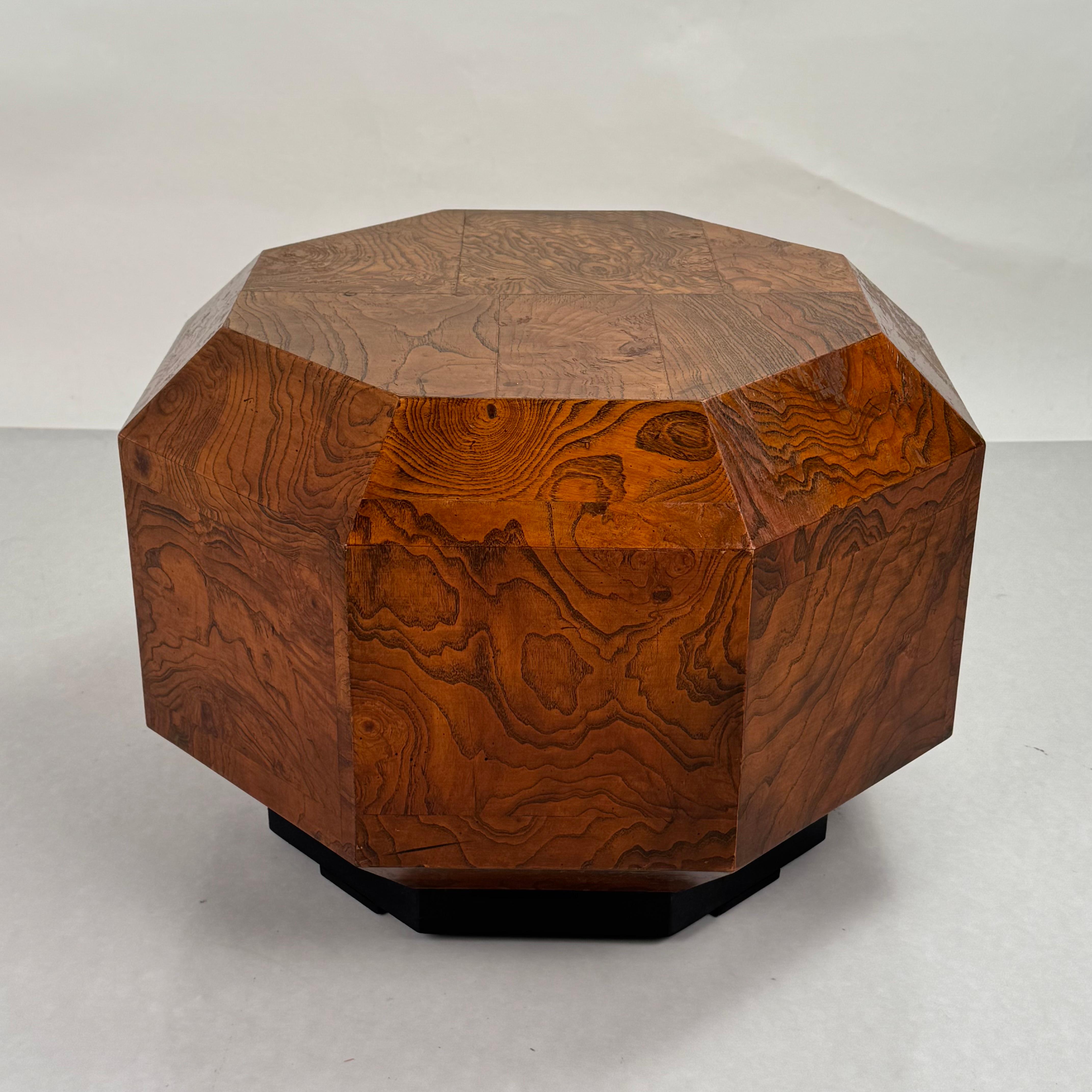 Americano Tavolino ottagonale scultoreo in legno di buro di Milo Baughman in vendita