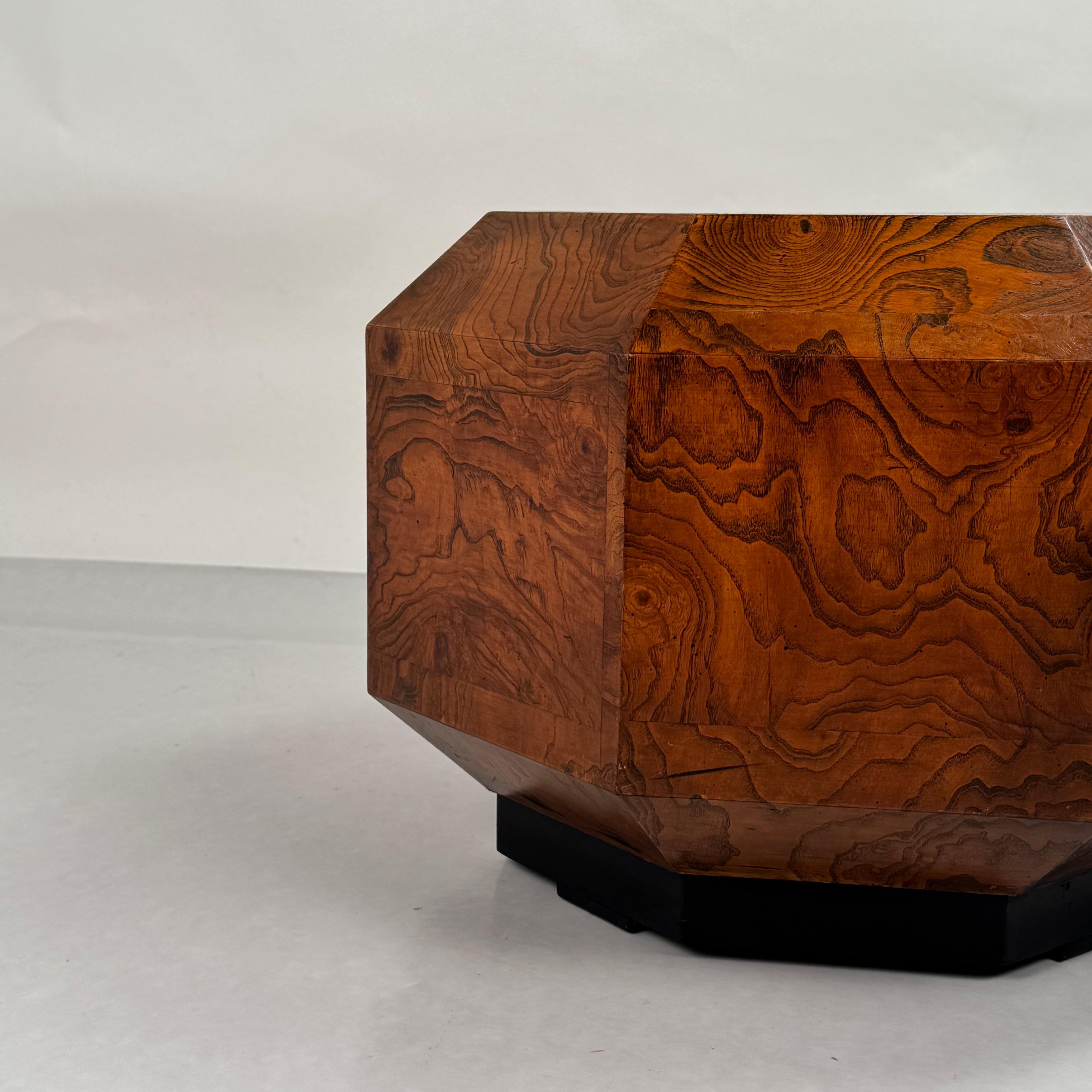 Mordenzato Tavolino ottagonale scultoreo in legno di buro di Milo Baughman in vendita