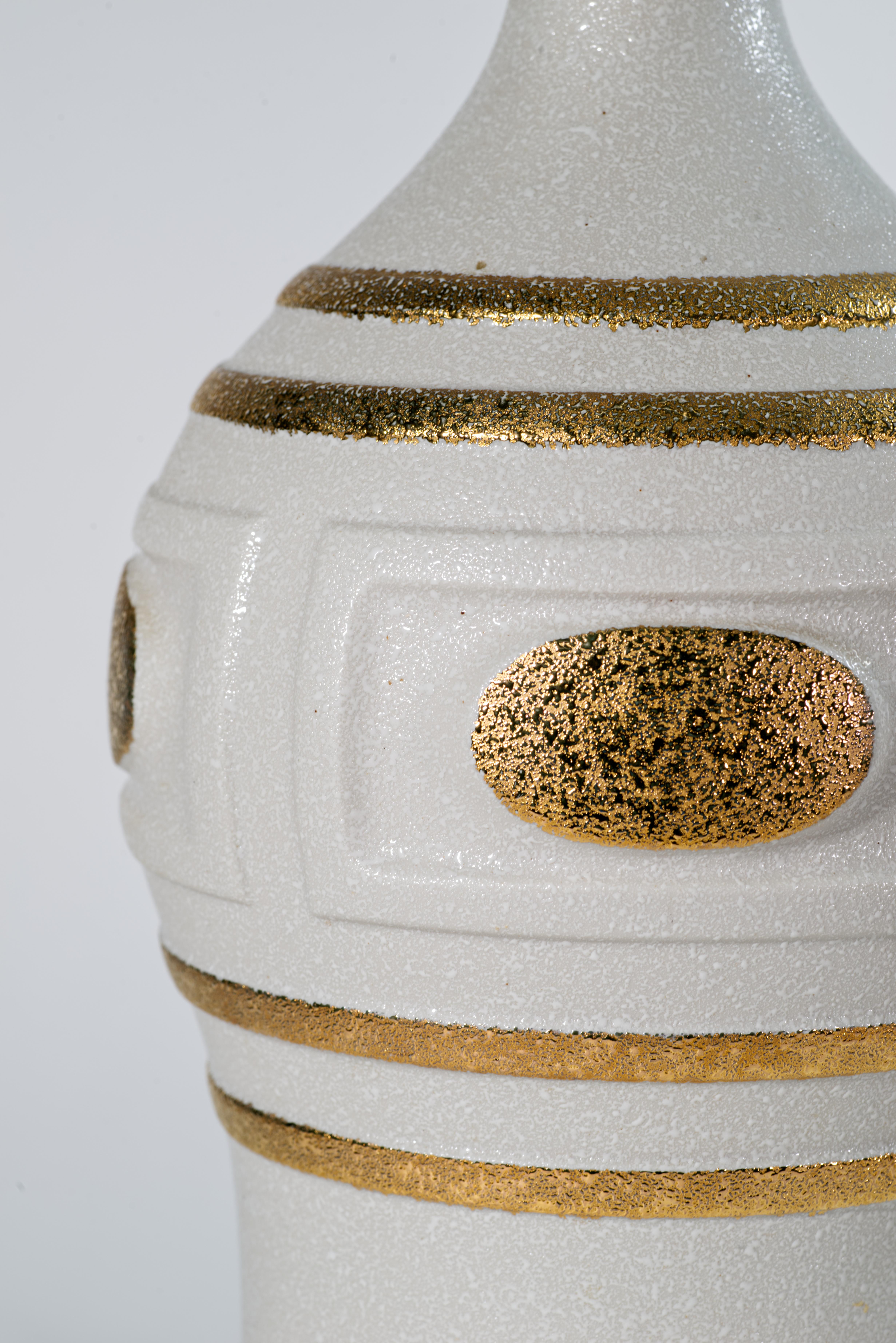 Sculpturale lampe de table à urne en céramique Off-White et or, poterie d'Allemagne de l'Ouest en vente 2