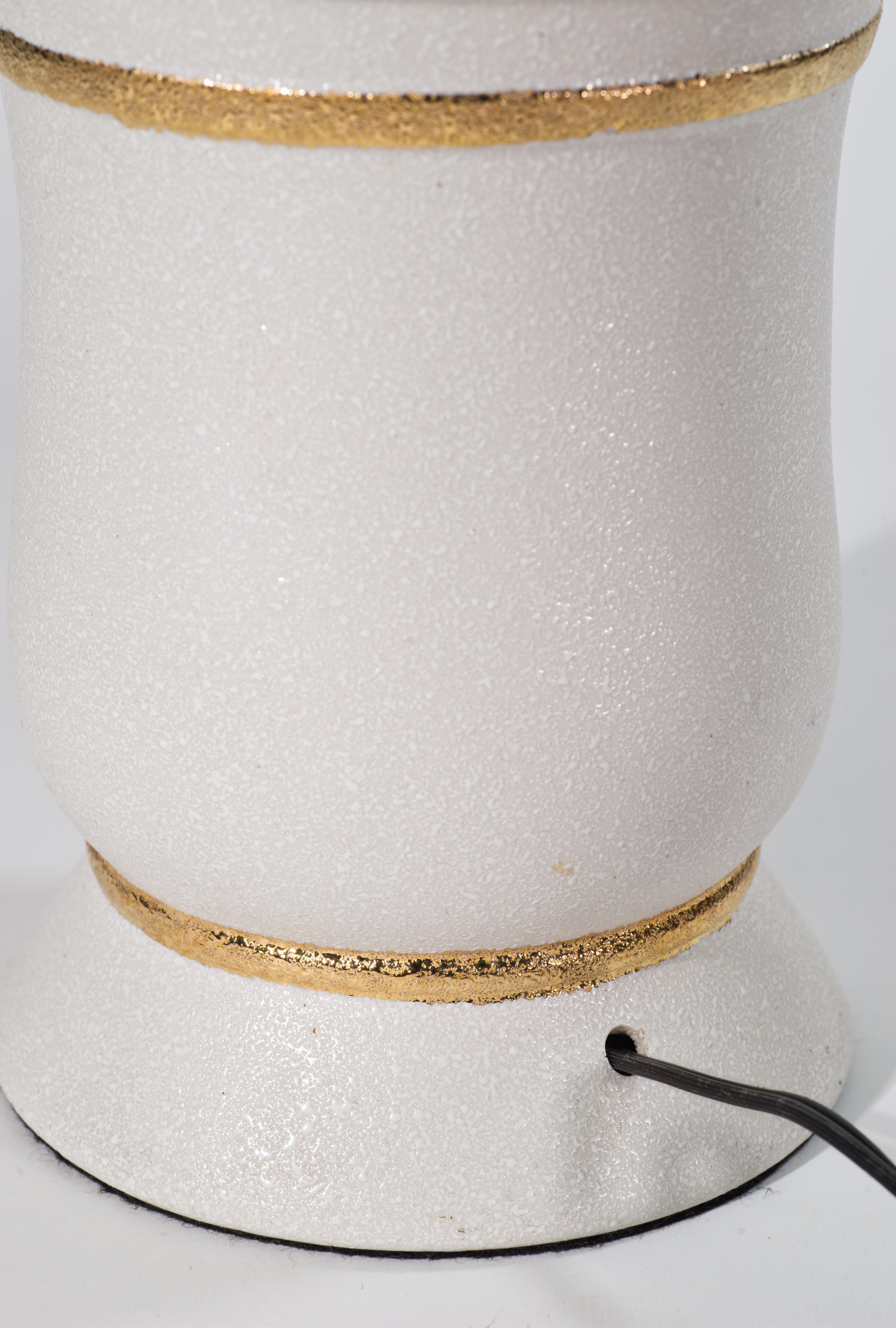 Sculpturale lampe de table à urne en céramique Off-White et or, poterie d'Allemagne de l'Ouest en vente 3