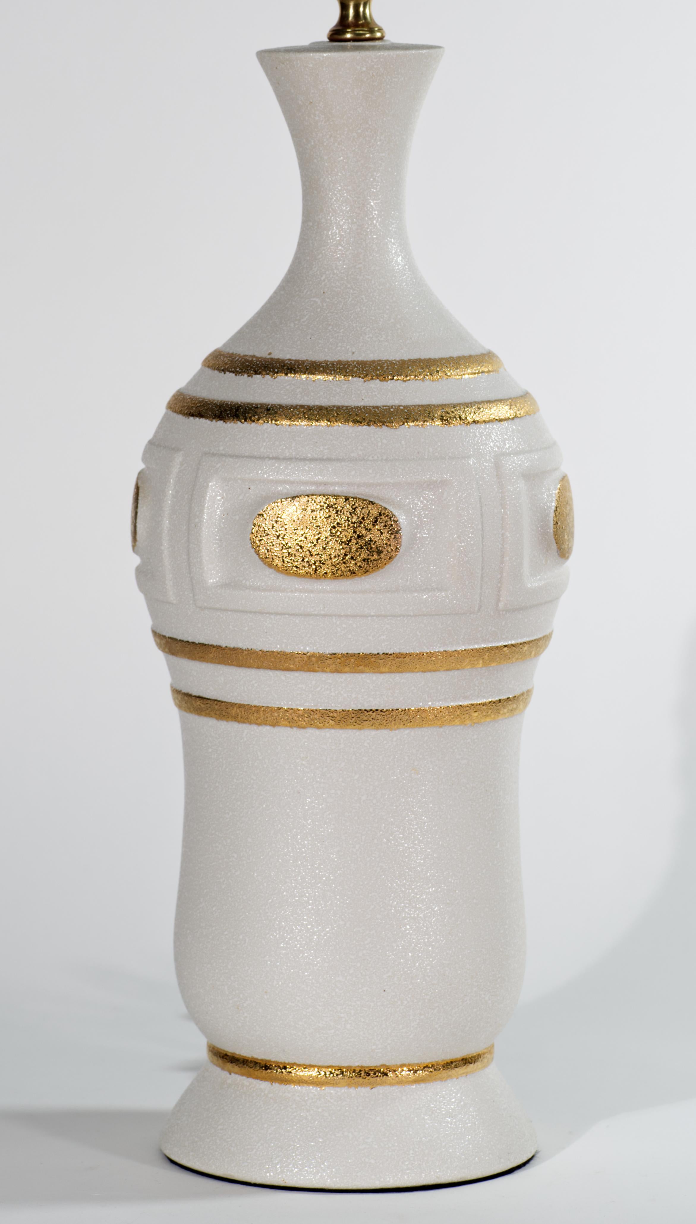  Lampe de table en forme d'urne ou de balustre en poterie de Whiting. Le motif géométrique abstrait est décoré d'une glaçure blanc cassé finement texturée. Le motif en relief est accentué par de l'or, ajoutant un élément graphique à une pièce de