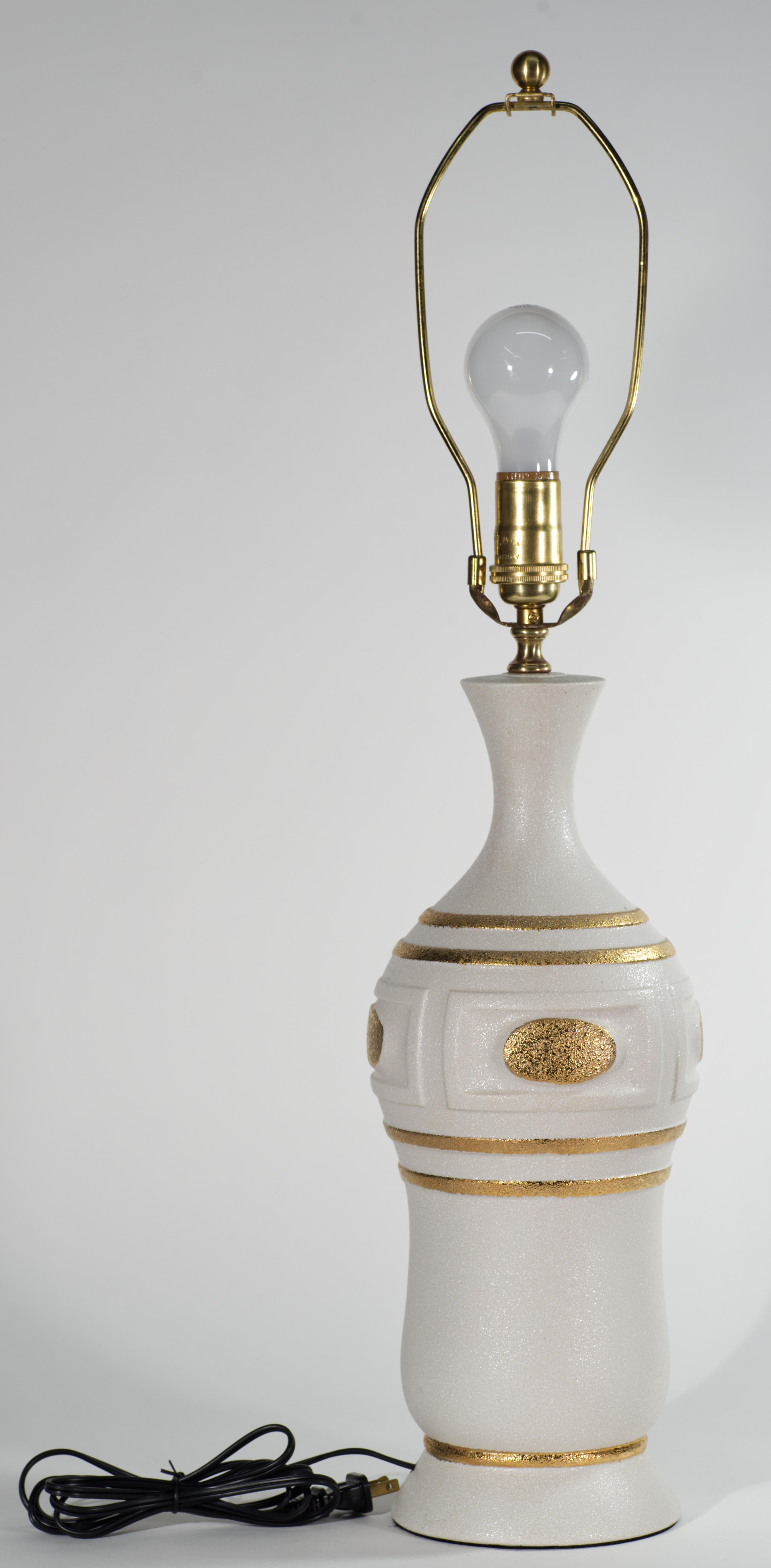 Mid-Century Modern Sculpturale lampe de table à urne en céramique Off-White et or, poterie d'Allemagne de l'Ouest en vente