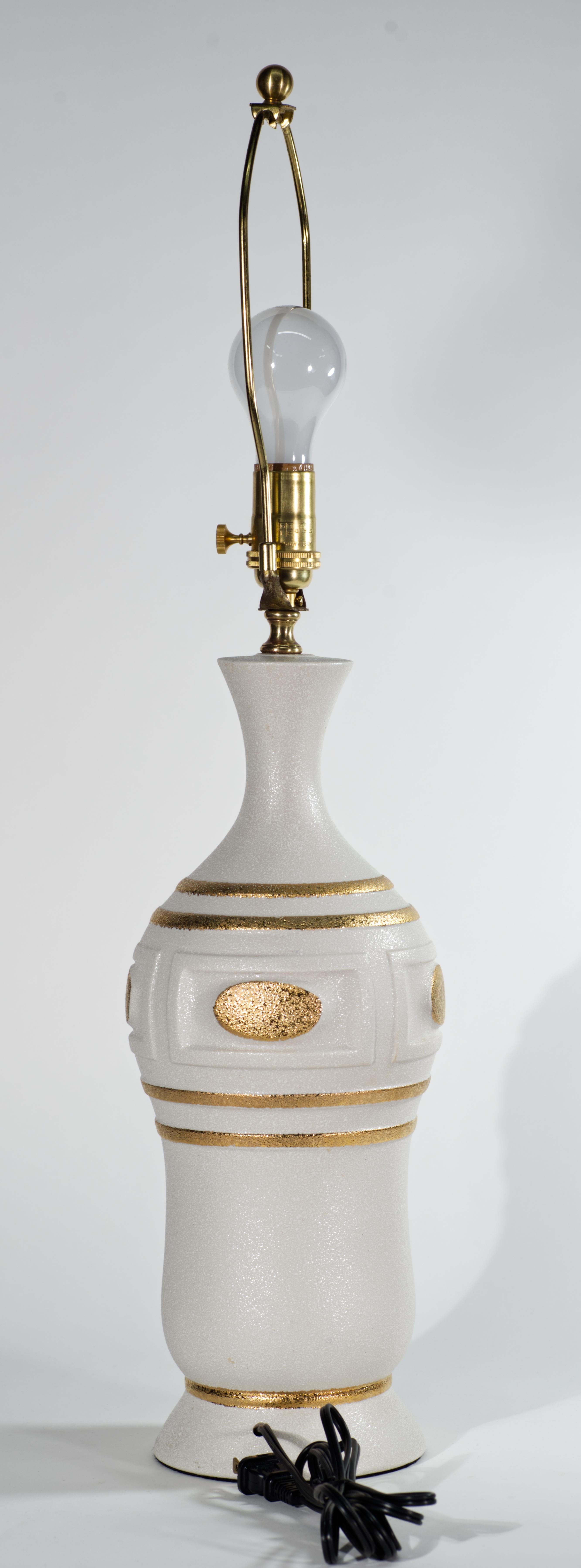 Allemand Sculpturale lampe de table à urne en céramique Off-White et or, poterie d'Allemagne de l'Ouest en vente