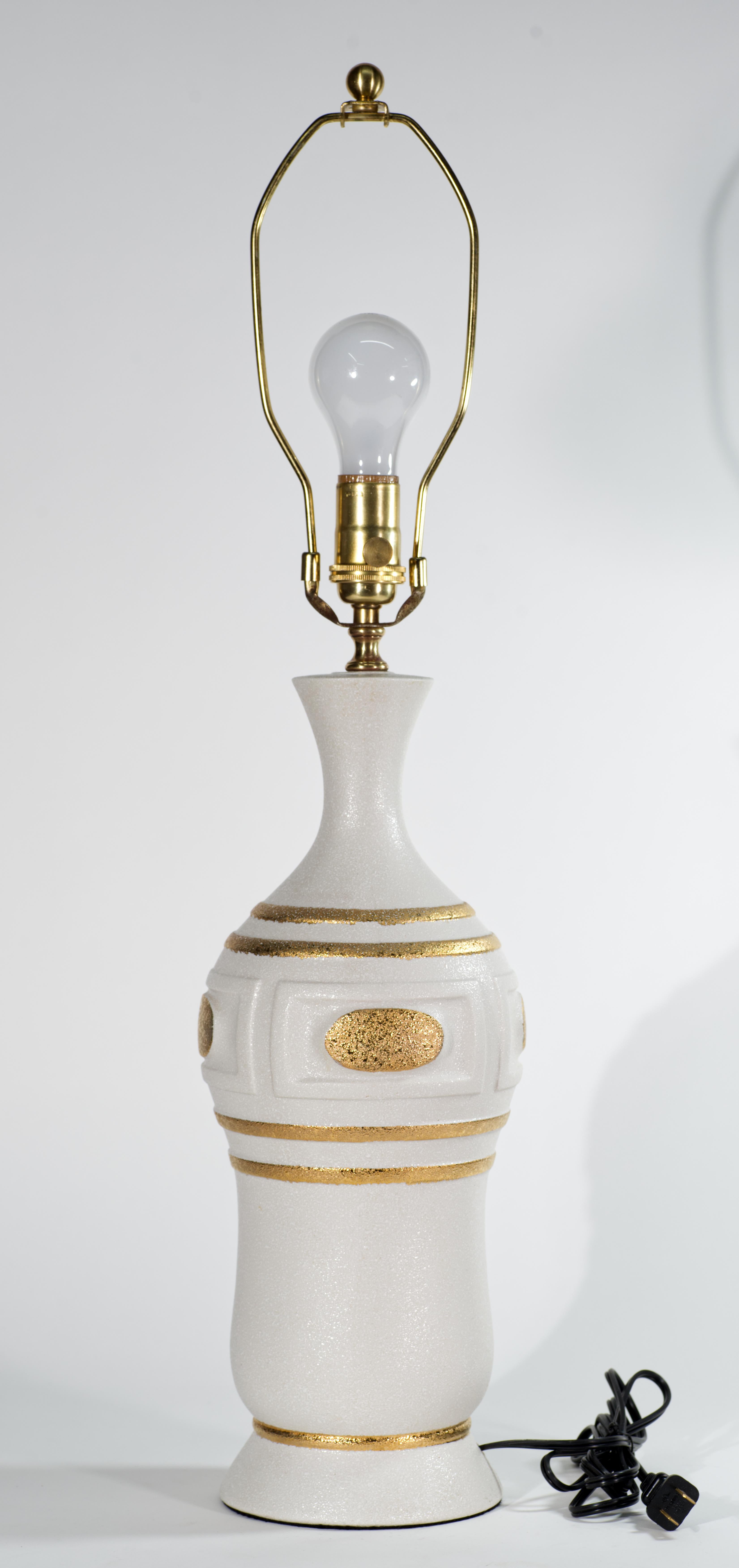 Vernissé Sculpturale lampe de table à urne en céramique Off-White et or, poterie d'Allemagne de l'Ouest en vente