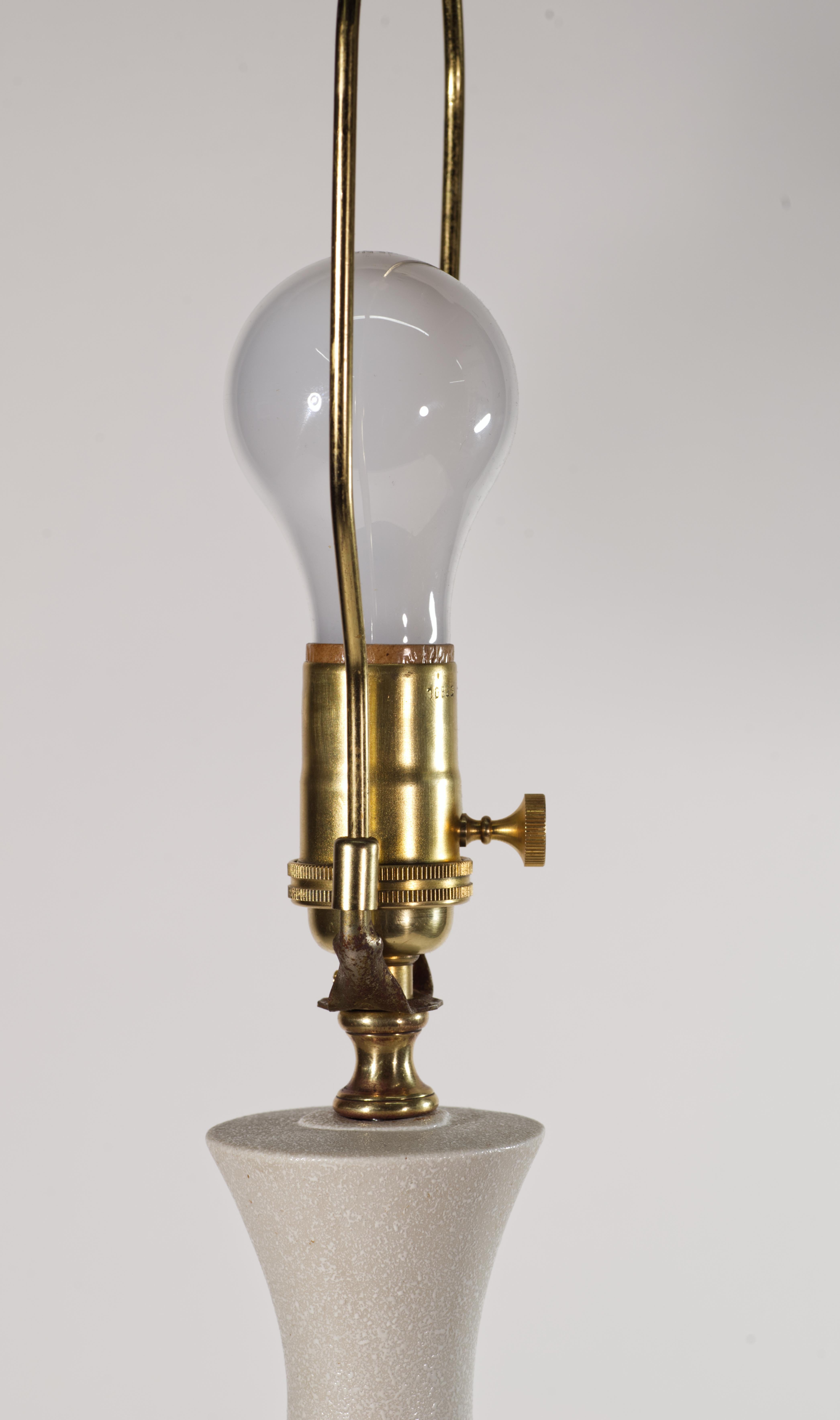 Sculpturale lampe de table à urne en céramique Off-White et or, poterie d'Allemagne de l'Ouest Bon état - En vente à Clifton Springs, NY