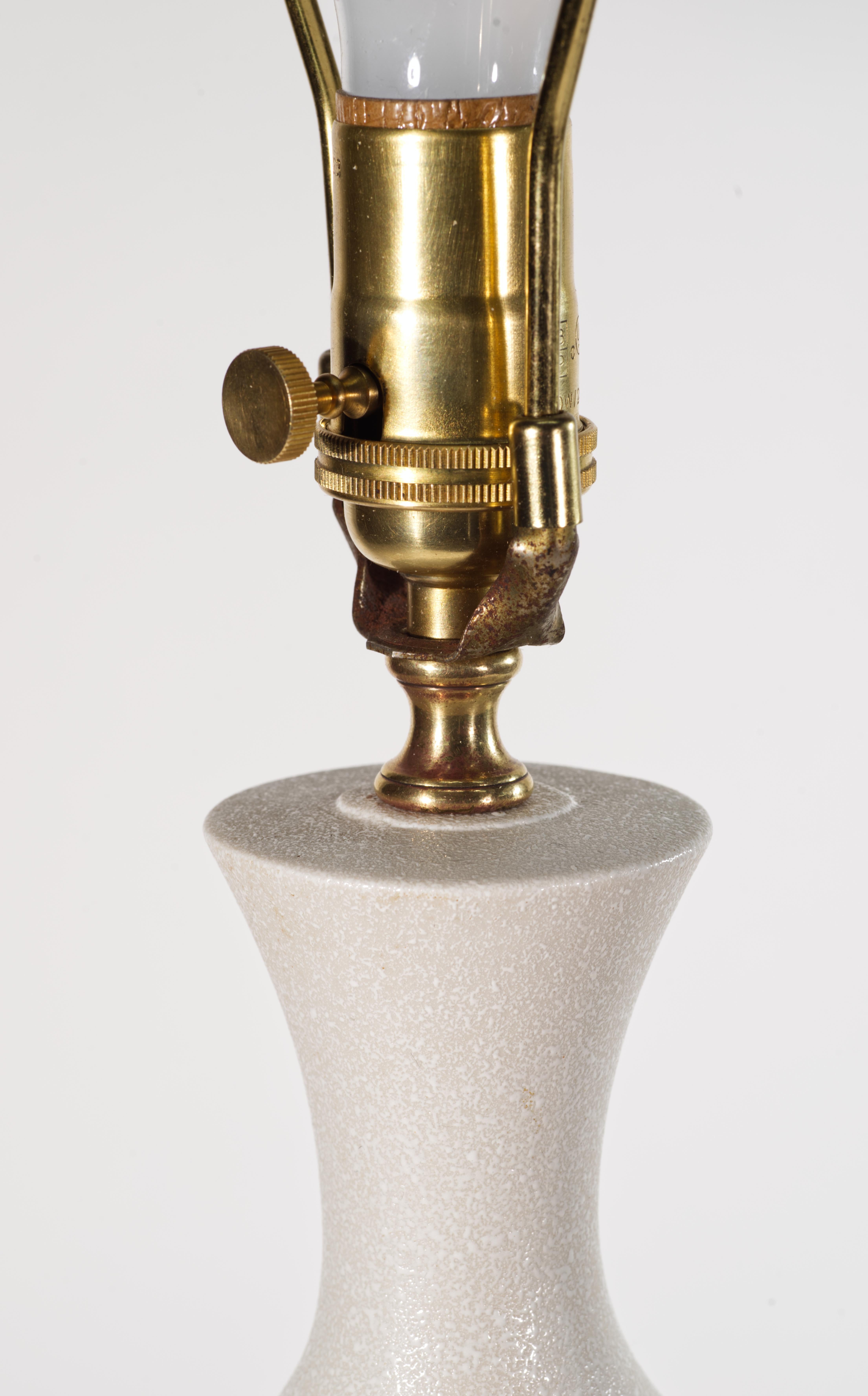 20ième siècle Sculpturale lampe de table à urne en céramique Off-White et or, poterie d'Allemagne de l'Ouest en vente