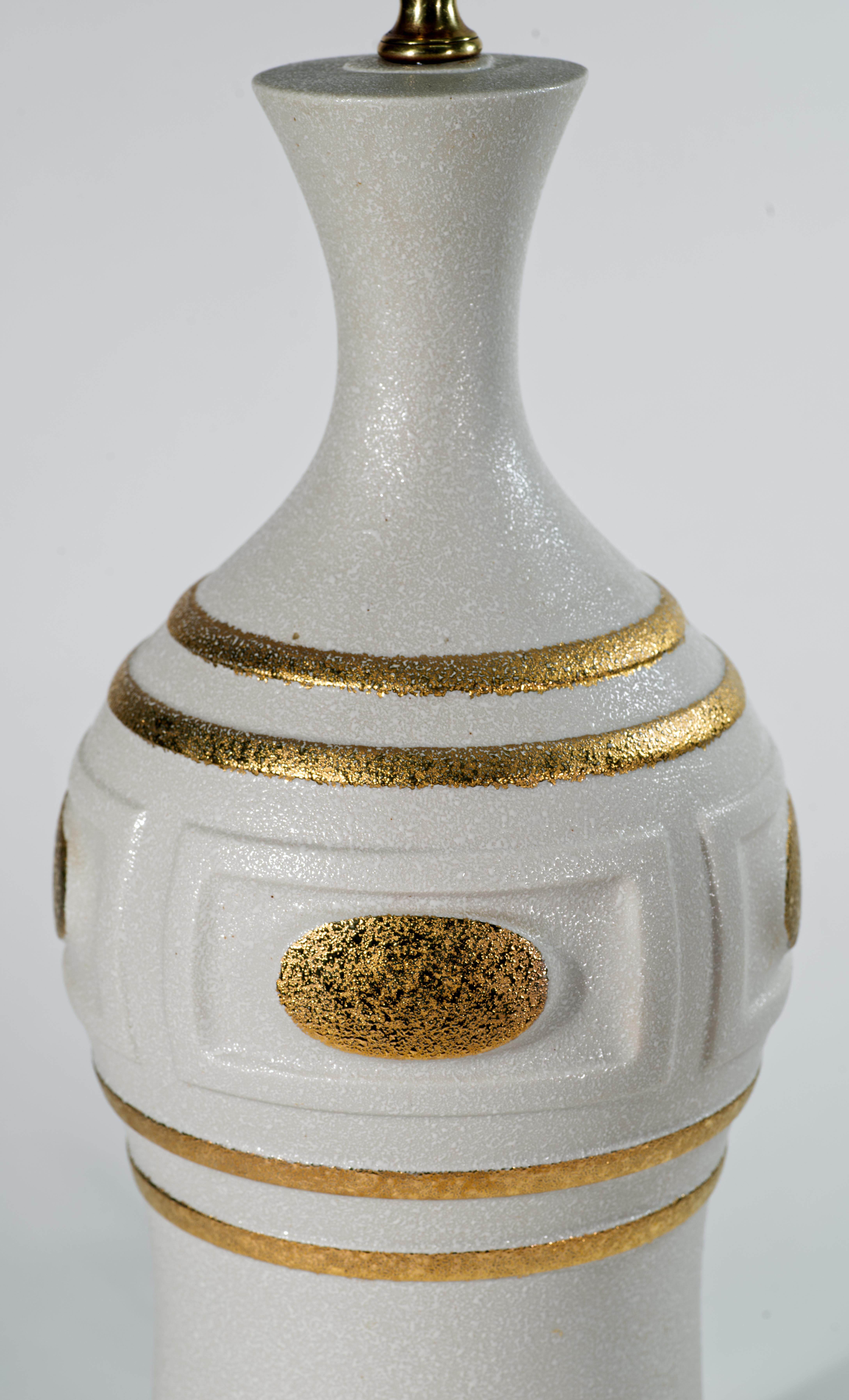 Or Sculpturale lampe de table à urne en céramique Off-White et or, poterie d'Allemagne de l'Ouest en vente