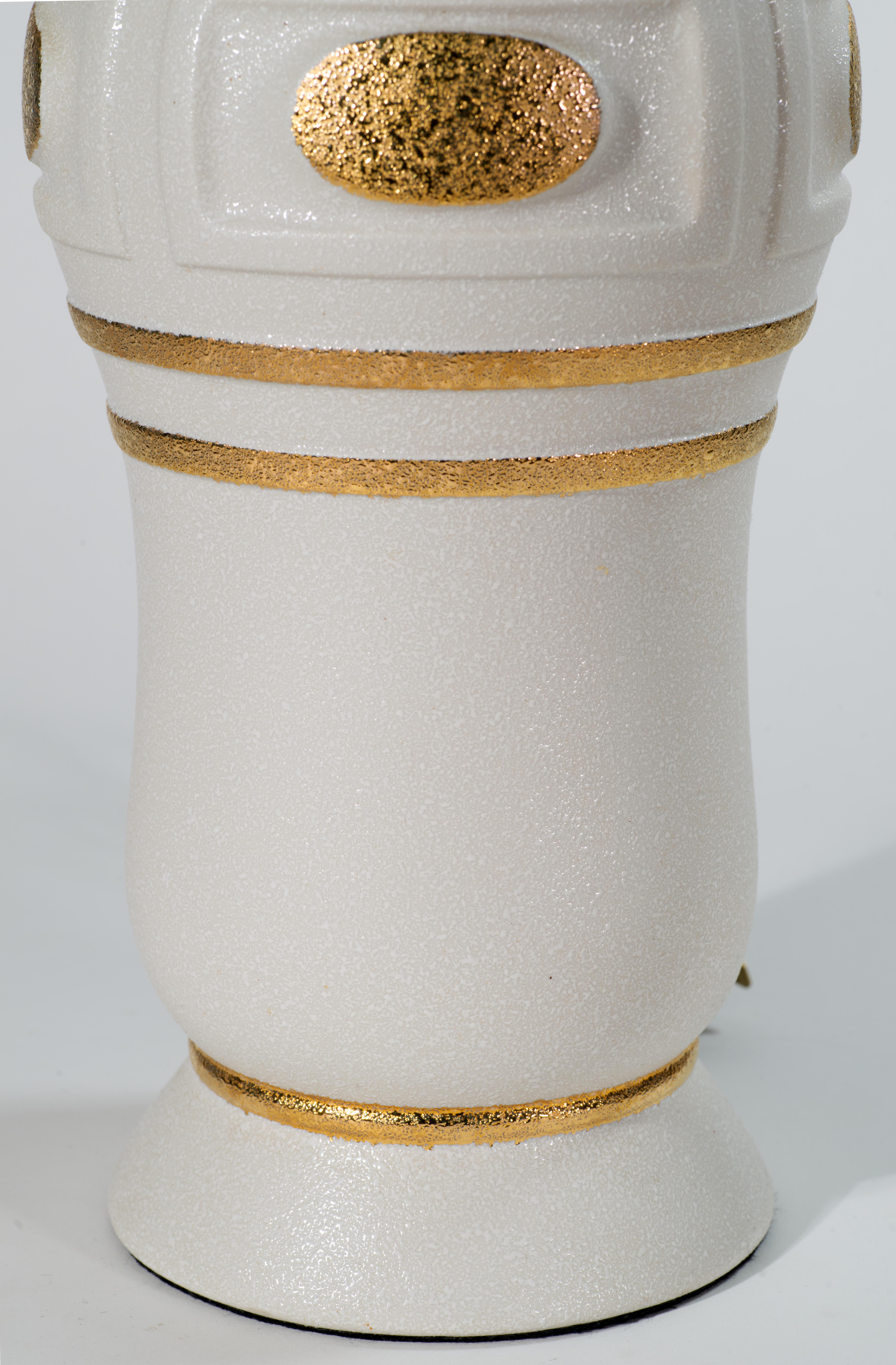 Sculpturale lampe de table à urne en céramique Off-White et or, poterie d'Allemagne de l'Ouest en vente 1