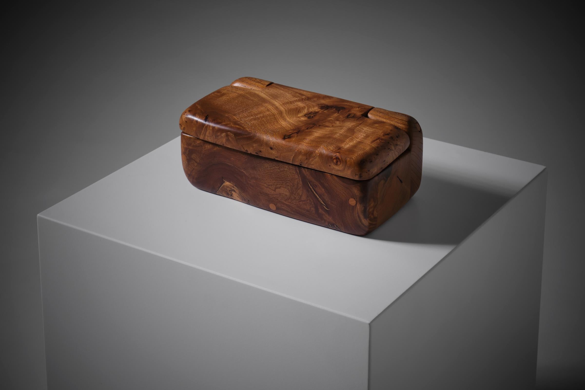 Sculptural wooden box, France 1970s. The box is hand carved out of beautiful solid Olive wood. Beautiful bold shapes, crafted with a great feeling and technique. Decorative object in excellent original condition.

