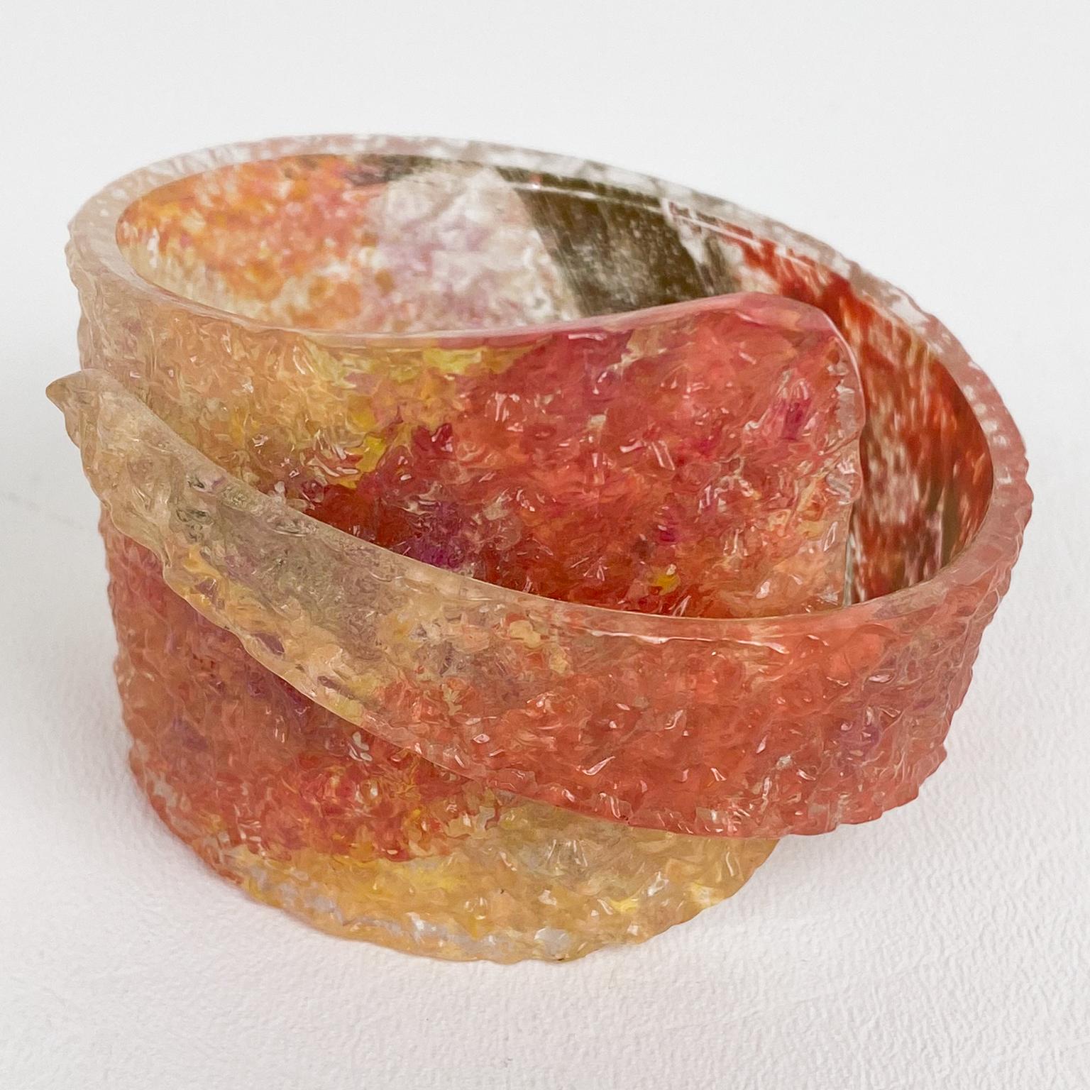 Moderniste Bracelet jonc sculptural en plexiglas orange et or en vente