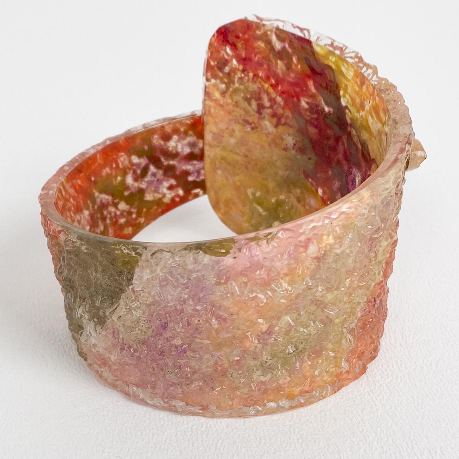 Bracelet jonc sculptural en plexiglas orange et or Excellent état - En vente à Atlanta, GA