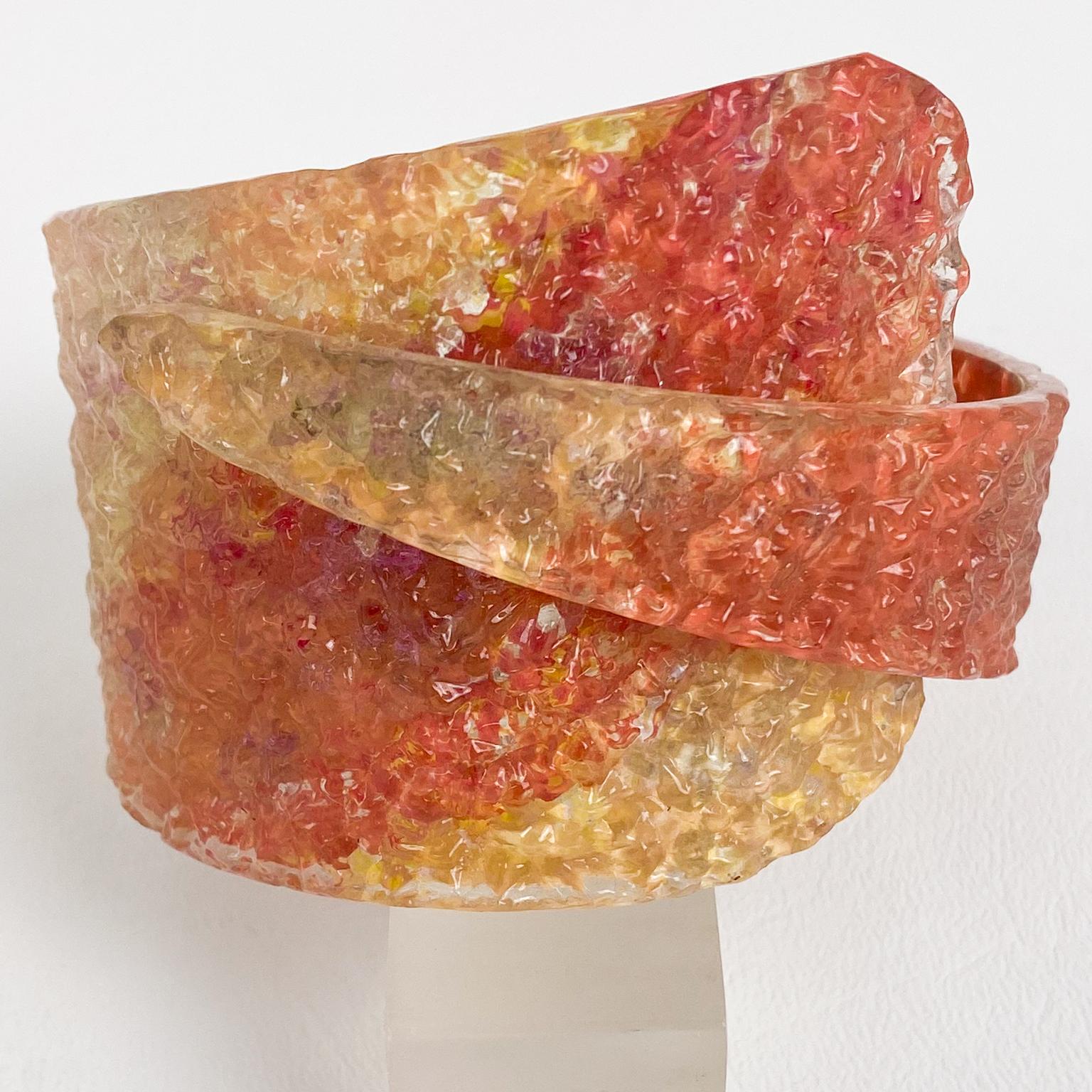 Bracelet jonc sculptural en plexiglas orange et or Unisexe en vente