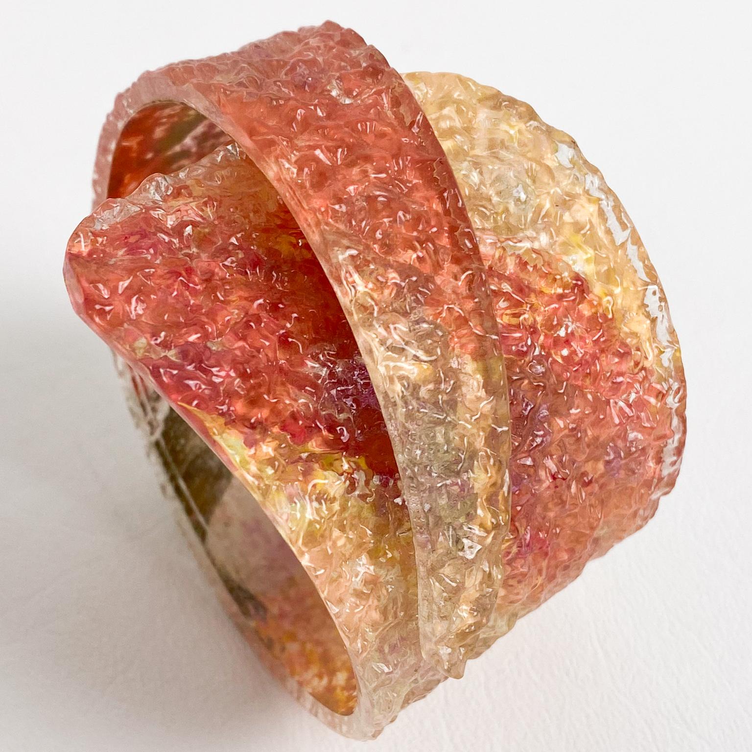 Bracelet jonc sculptural en plexiglas orange et or en vente 1