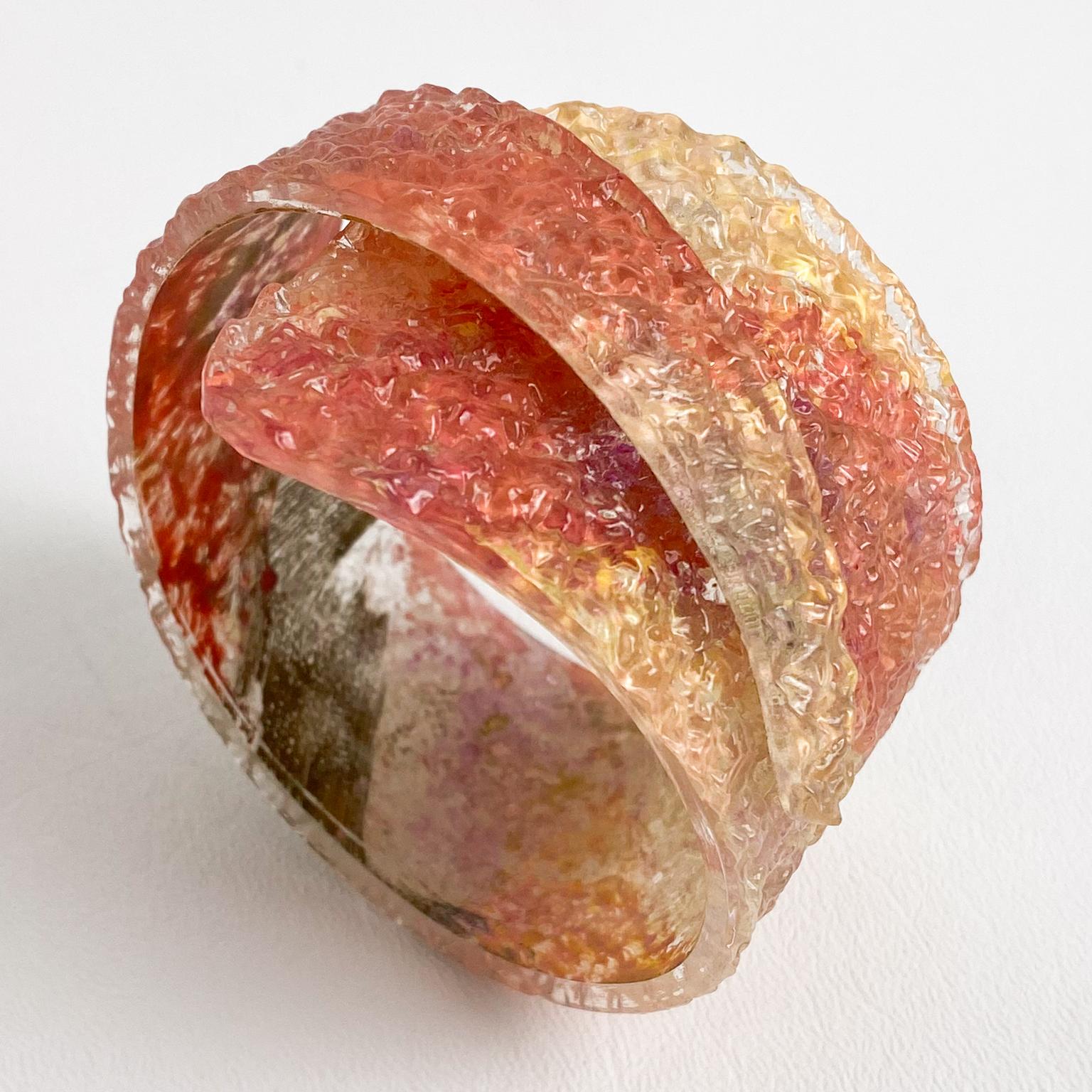 Bracelet jonc sculptural en plexiglas orange et or en vente 2