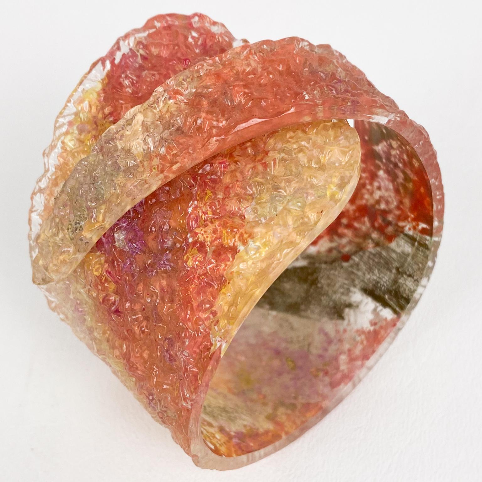 Bracelet jonc sculptural en plexiglas orange et or en vente 3
