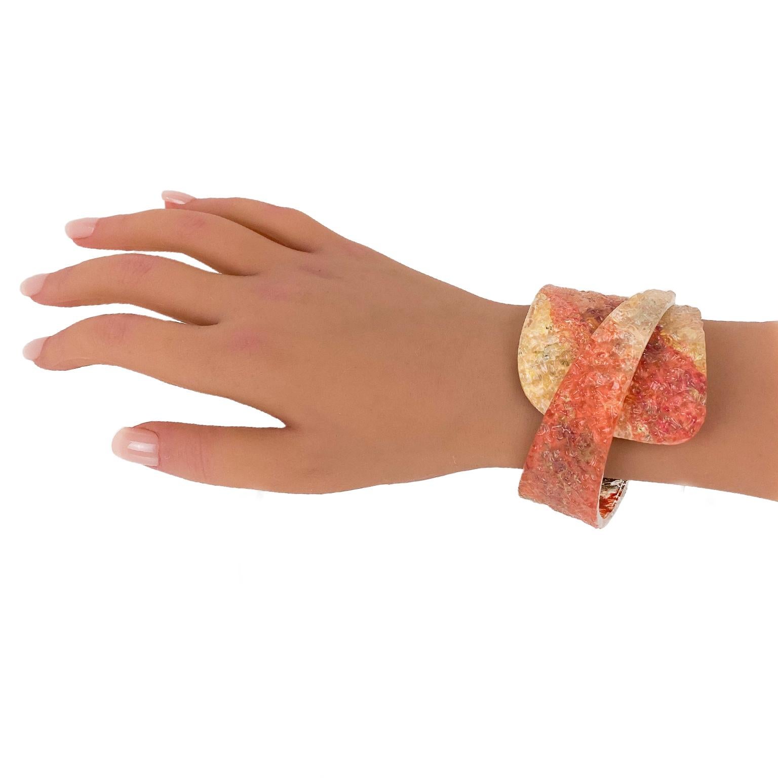 Bracelet jonc sculptural en plexiglas orange et or en vente 4
