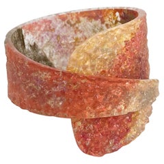 Pulsera brazalete en espiral de plexiglás naranja y dorado escultural