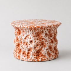 Mesita auxiliar escultural con esmalte naranja, de Kerry Hastings, hecha a mano y con un diseño único
