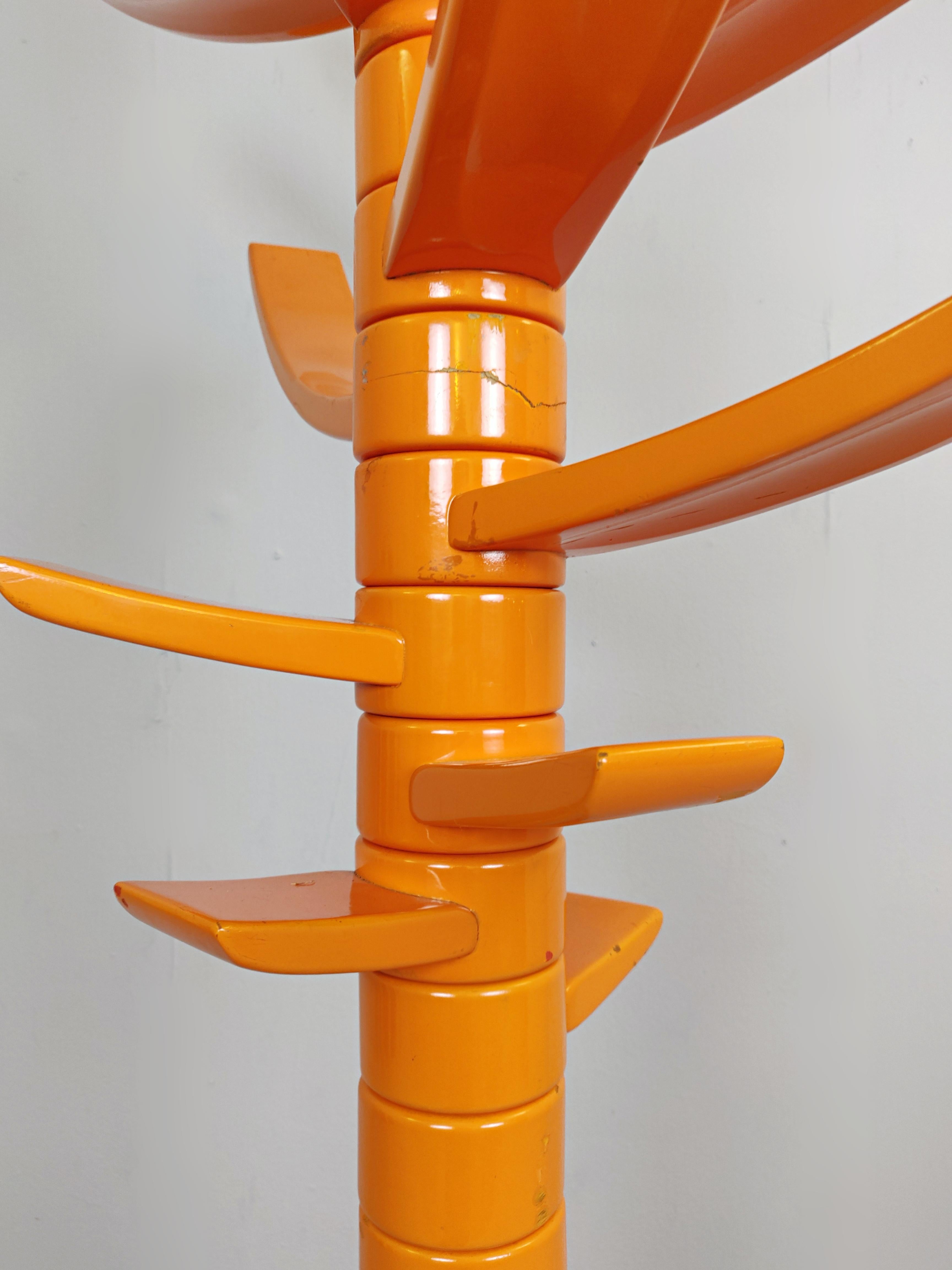 Skulpturaler orange lackierter Holzmantelständer von Bruce Tippett Renna (Moderne der Mitte des Jahrhunderts) im Angebot