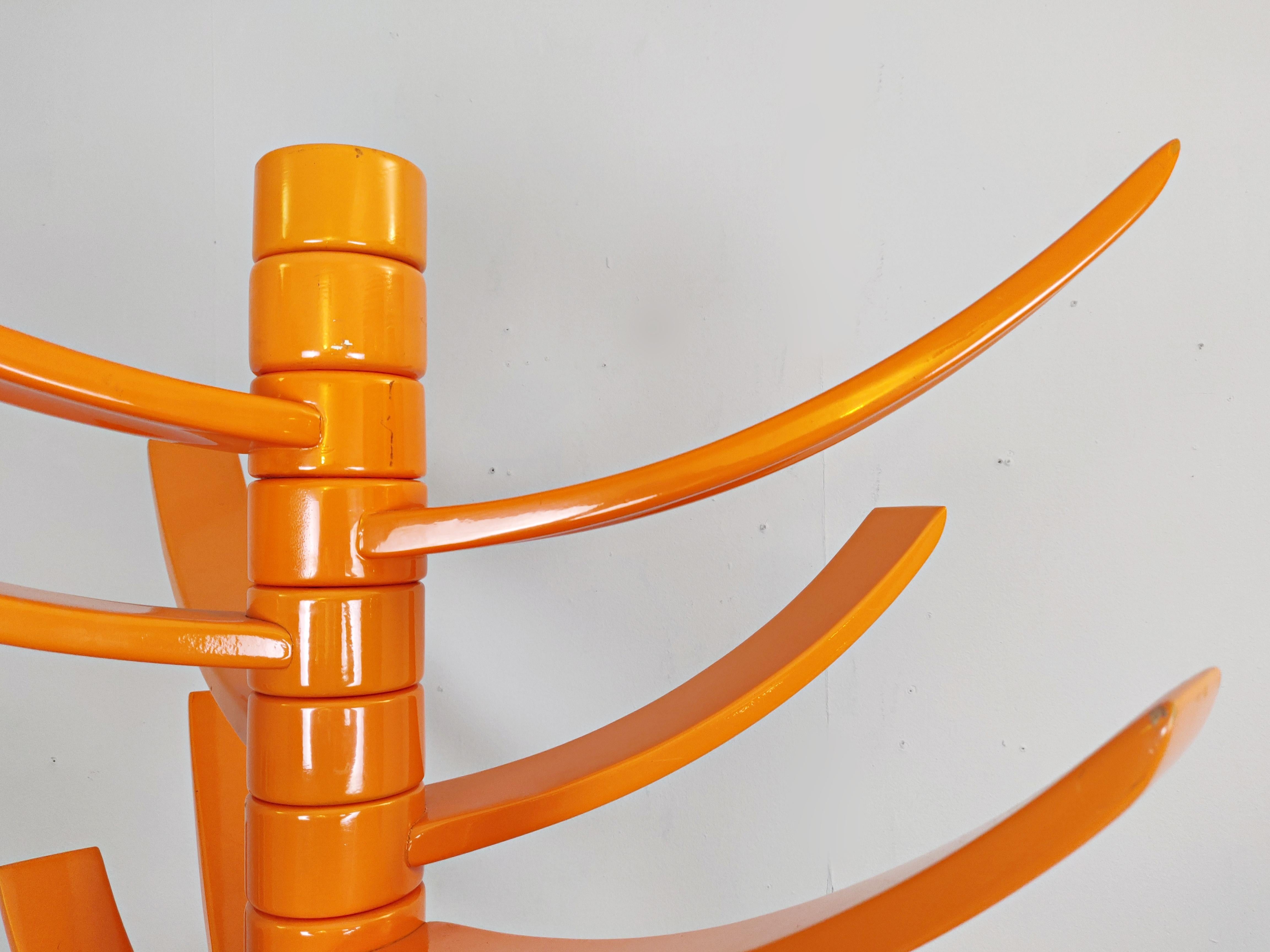 Skulpturaler orange lackierter Holzmantelständer von Bruce Tippett Renna (Italienisch) im Angebot