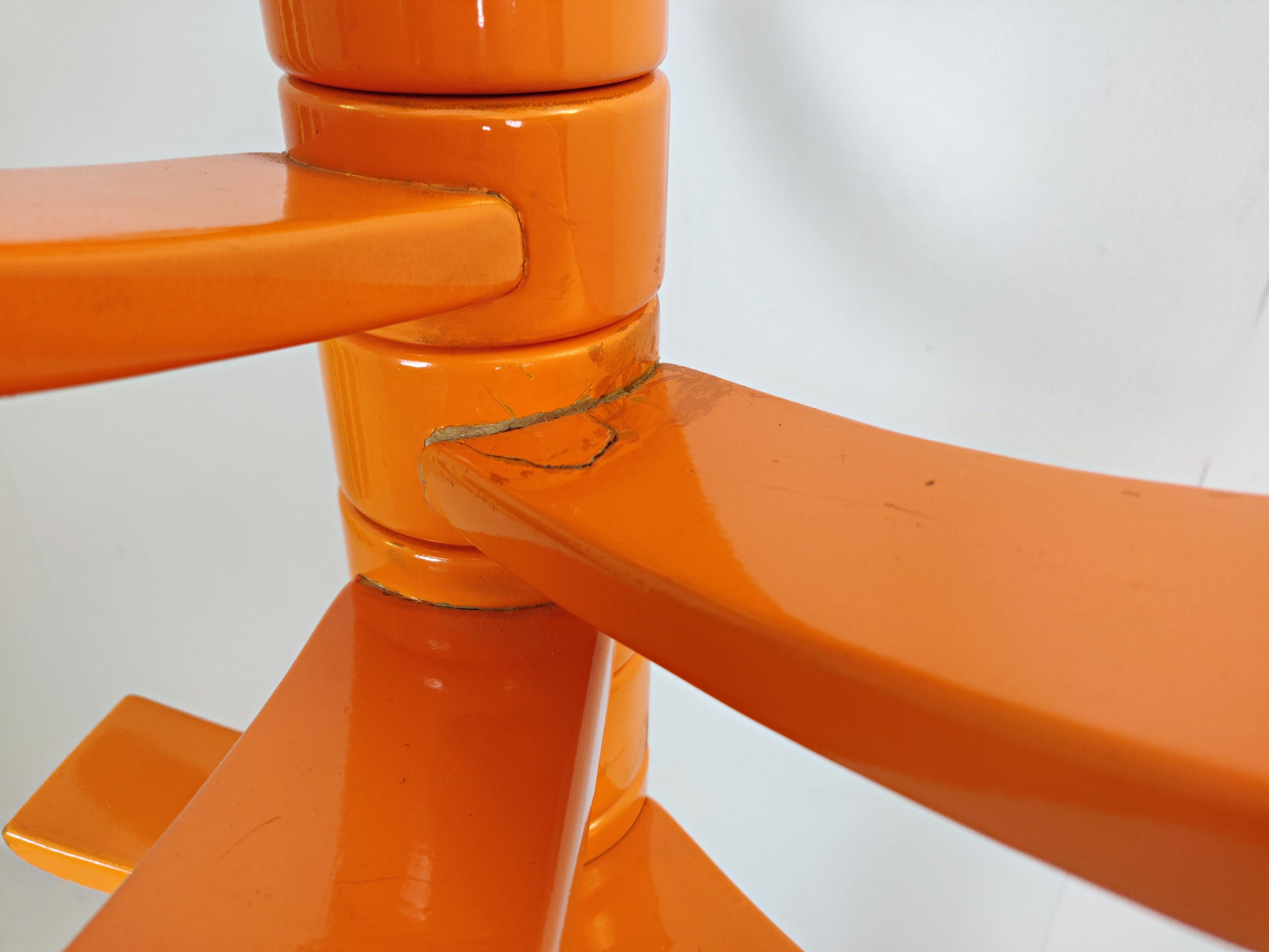 Skulpturaler orange lackierter Holzmantelständer von Bruce Tippett Renna im Zustand „Gut“ im Angebot in Brussels, BE