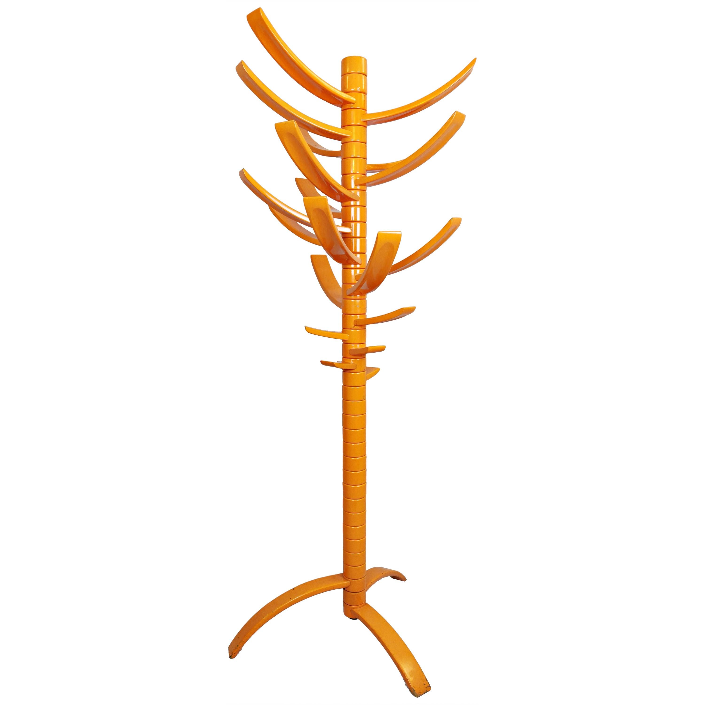 Skulpturaler orange lackierter Holzmantelständer von Bruce Tippett Renna im Angebot