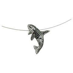 Pendentif sculptural Orca, fabriqué à la main en or blanc 18 carats, 424 diamants noirs et blancs 