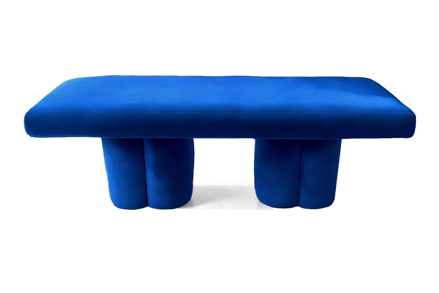 Banco Escultural Orgánico de Terciopelo Azul Visceral Moderno orgánico en venta