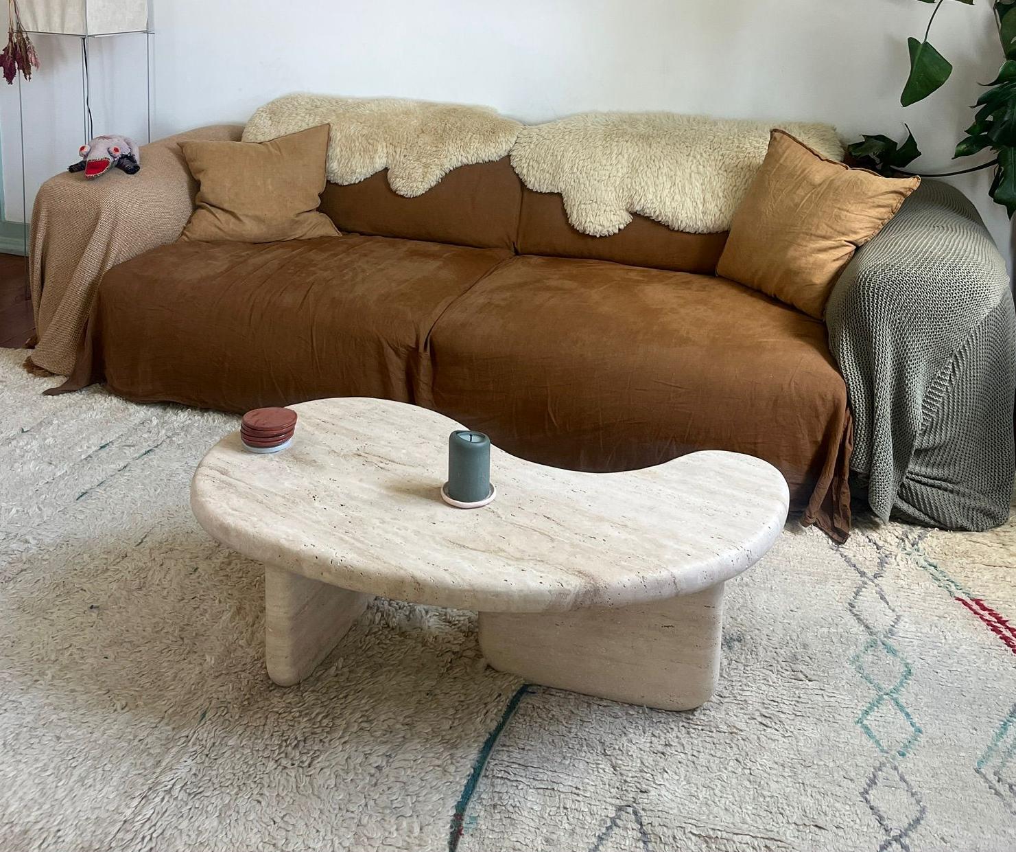 Fabriquée à partir d'un seul matériau, cette table basse présente un plateau de 4 cm d'épaisseur avec un bord arrondi doux, soutenu par deux pieds organiques sculptés qui lui confèrent une présence à la fois ancrée et fluide.

Après des années