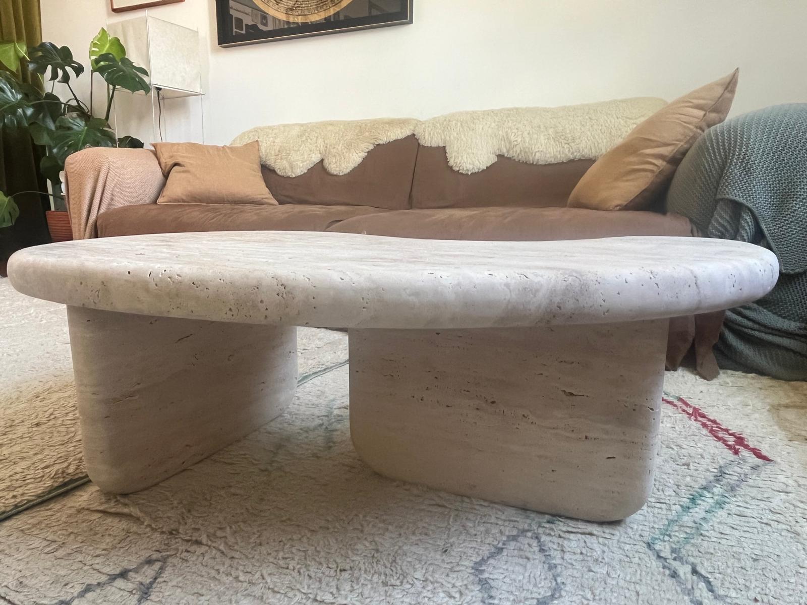 Table basse sculpturale en travertin de forme organique par My Habitat Design Neuf - En vente à AMSTERDAM, NL