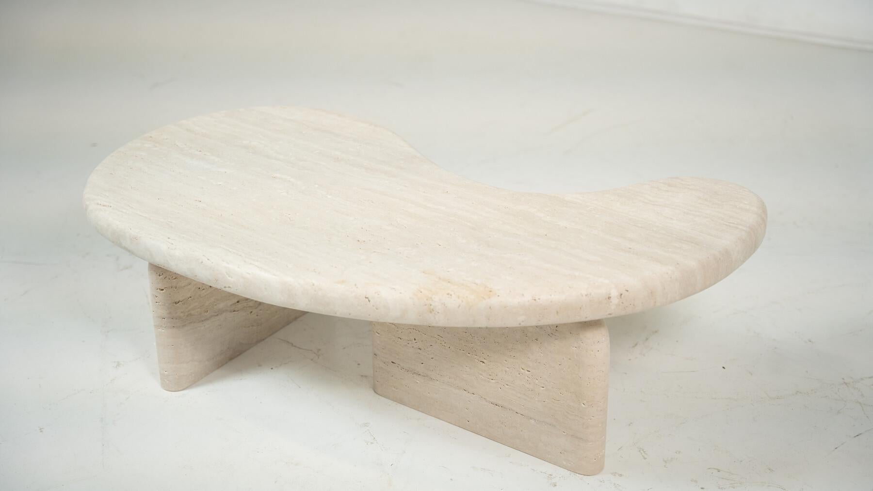 Organique Table basse sculpturale en travertin de forme organique par My Habitat Design en vente