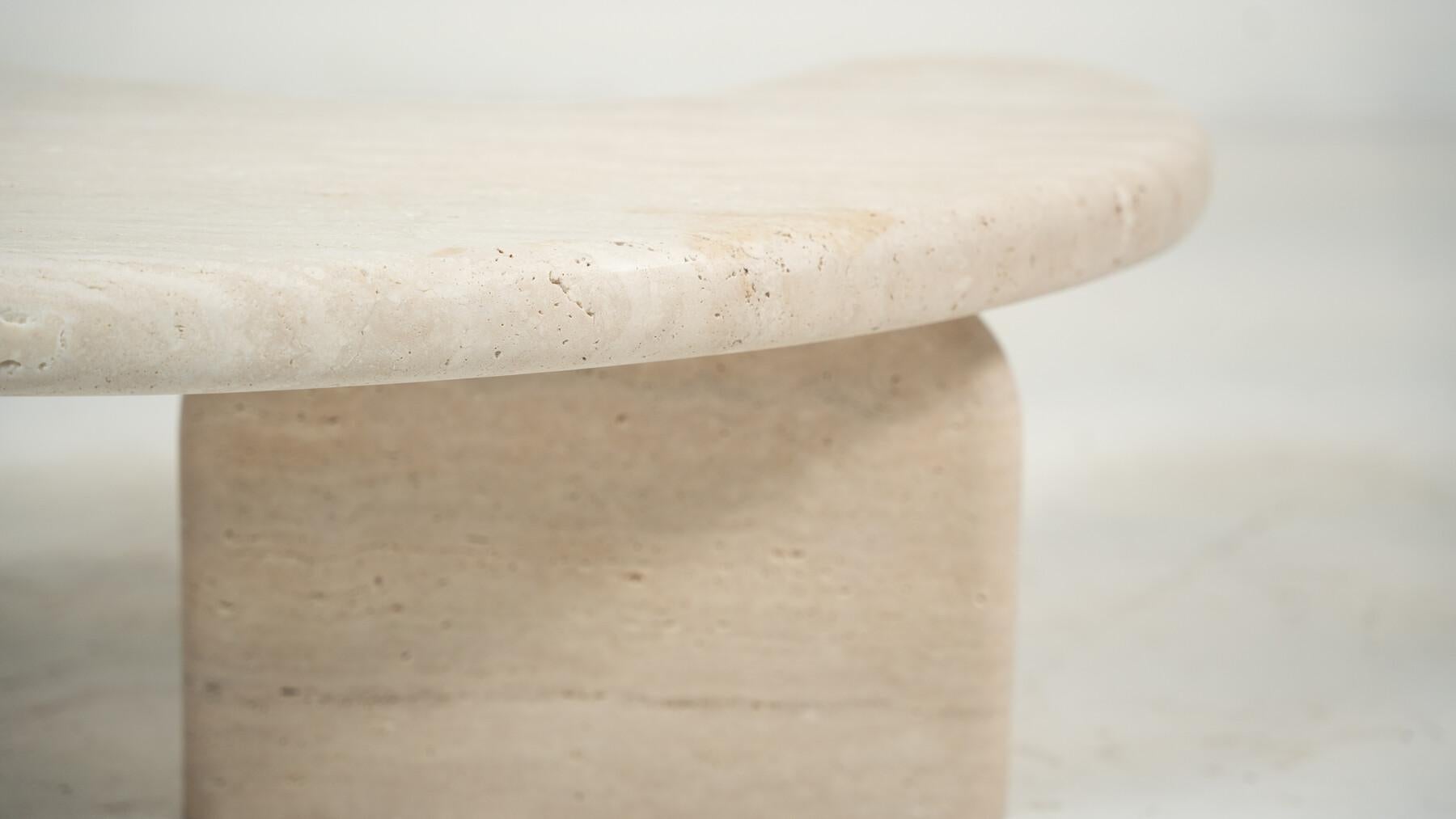 Marbre Table basse sculpturale en travertin de forme organique par My Habitat Design en vente