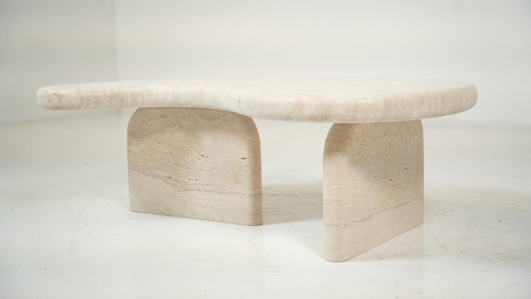 Table basse sculpturale en travertin de forme organique par My Habitat Design en vente 1