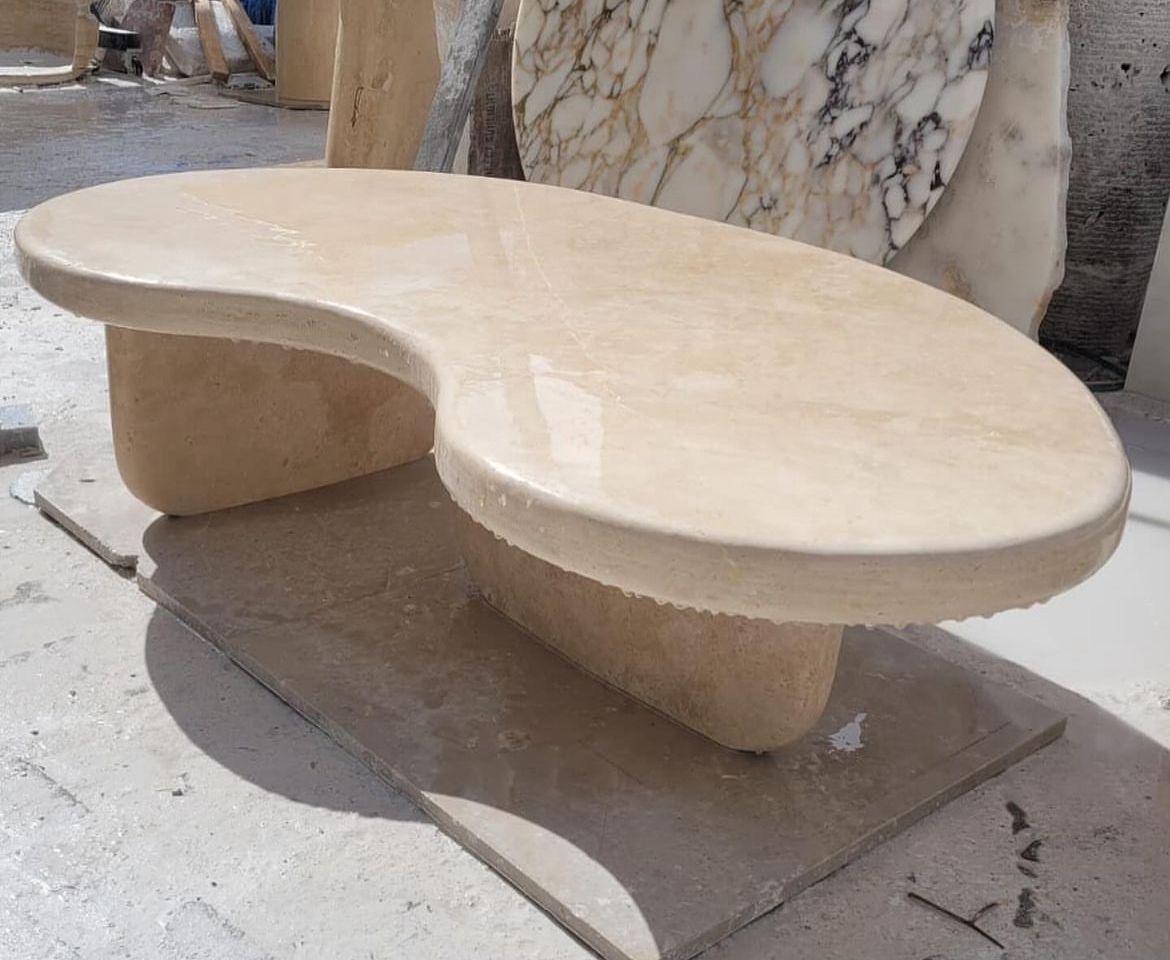 Table basse sculpturale en travertin de forme organique par My Habitat Design en vente 3