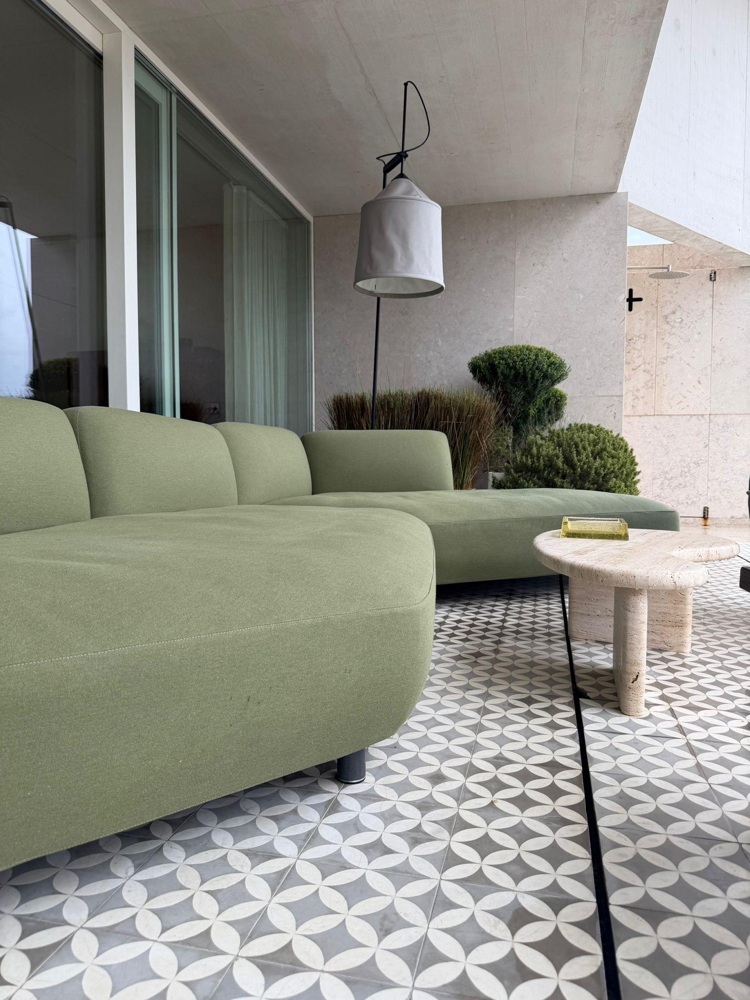 Table basse sculpturale en travertin de forme organique par My Habitat Design en vente 1