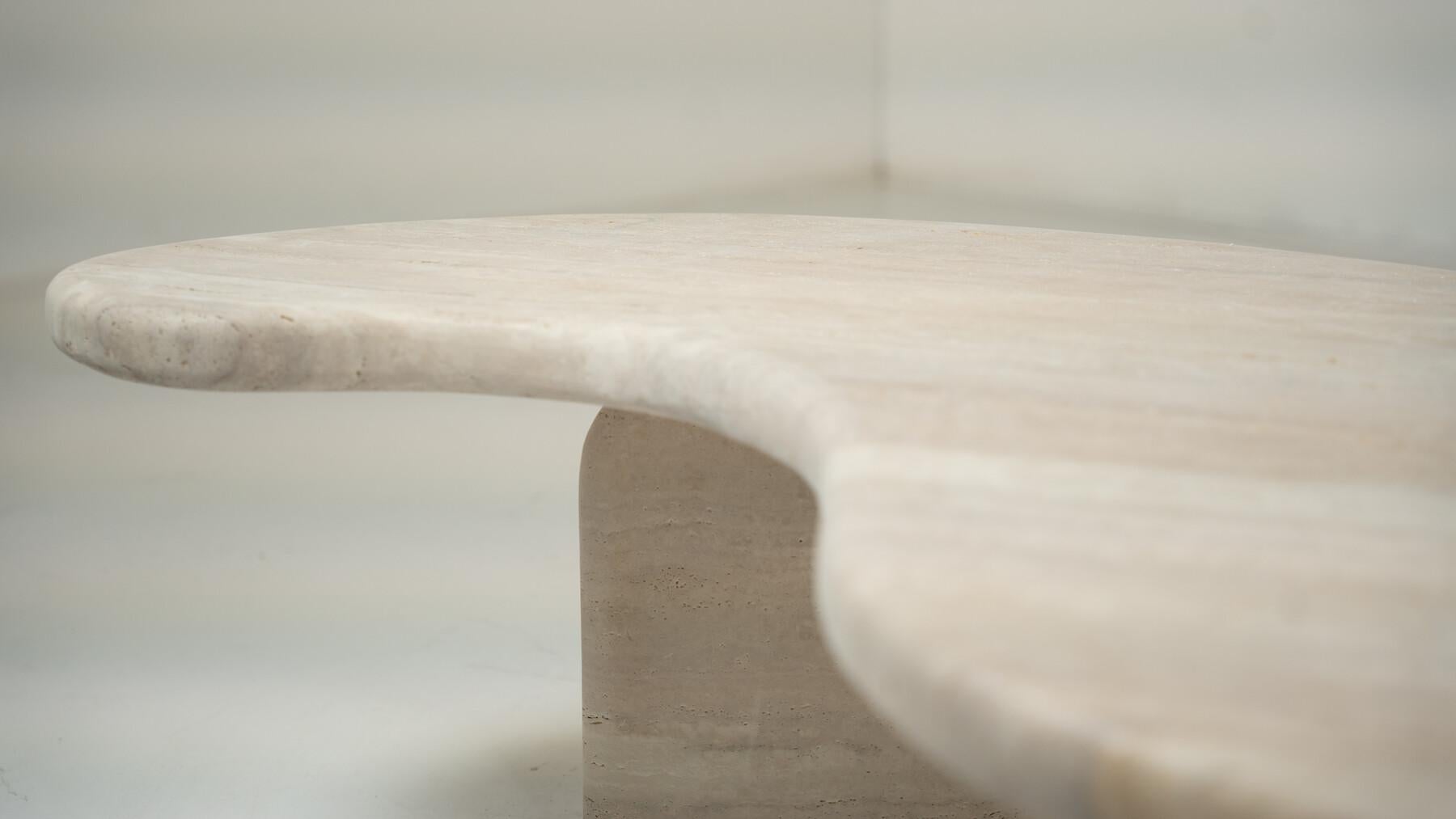 Table basse sculpturale en travertin de forme organique par My Habitat Design en vente 2