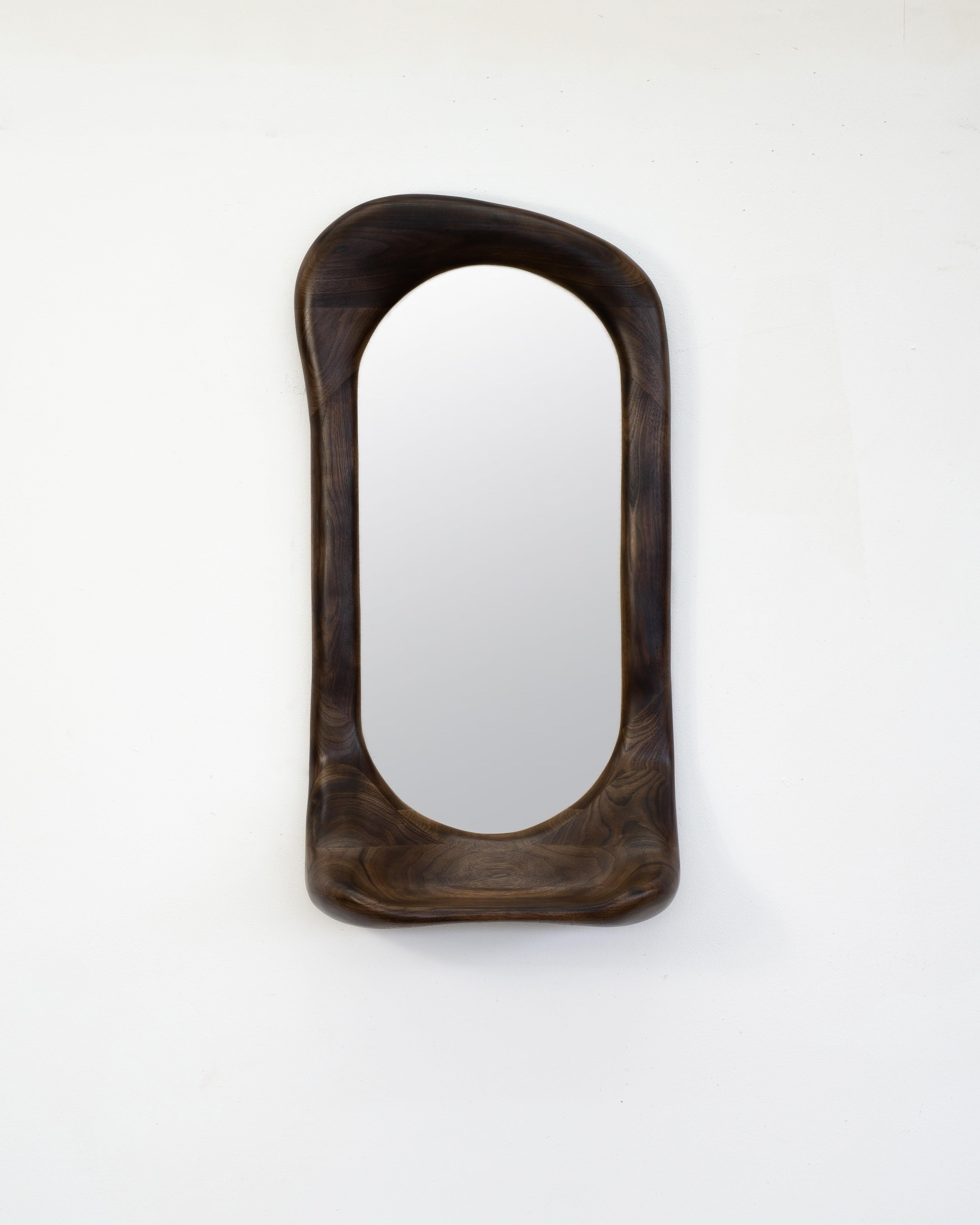 XXIe siècle et contemporain Miroir sculptural de forme organique en bois de noyer légèrement charbonné, Contemporary en vente