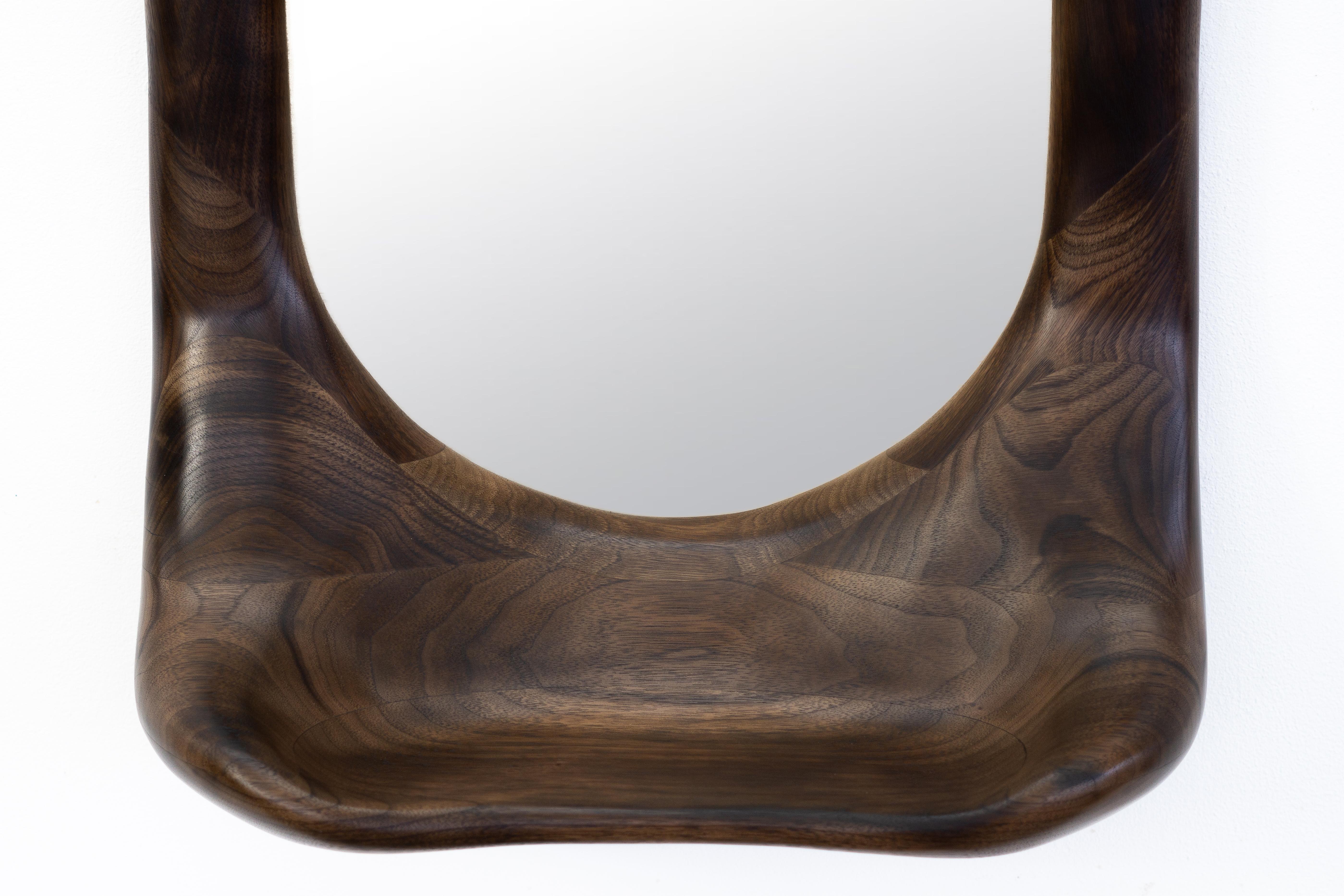 Miroir sculptural de forme organique en bois de noyer légèrement charbonné, Contemporary en vente 1