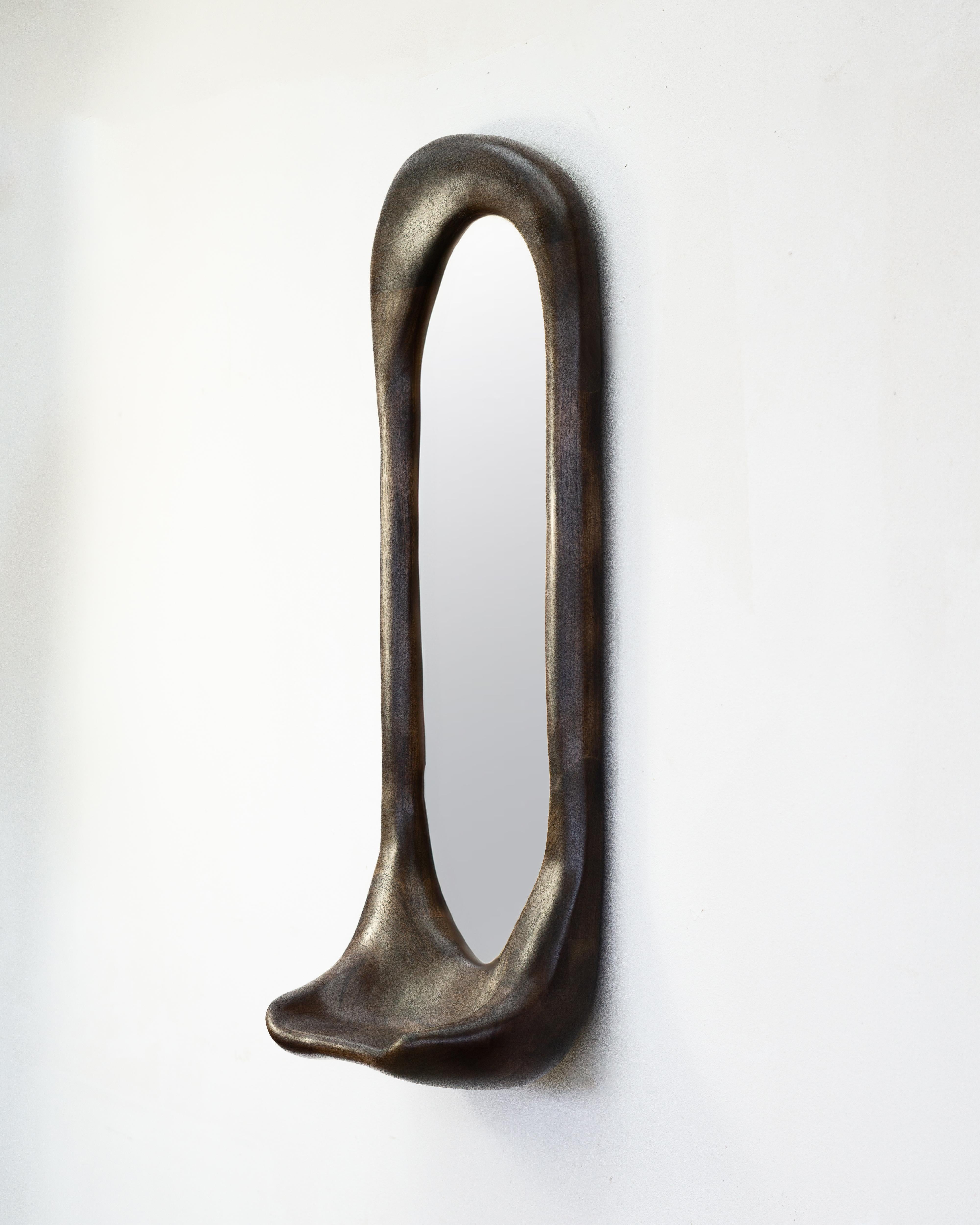Organique Miroir sculptural de forme organique en bois de noyer légèrement charbonné, Contemporary en vente