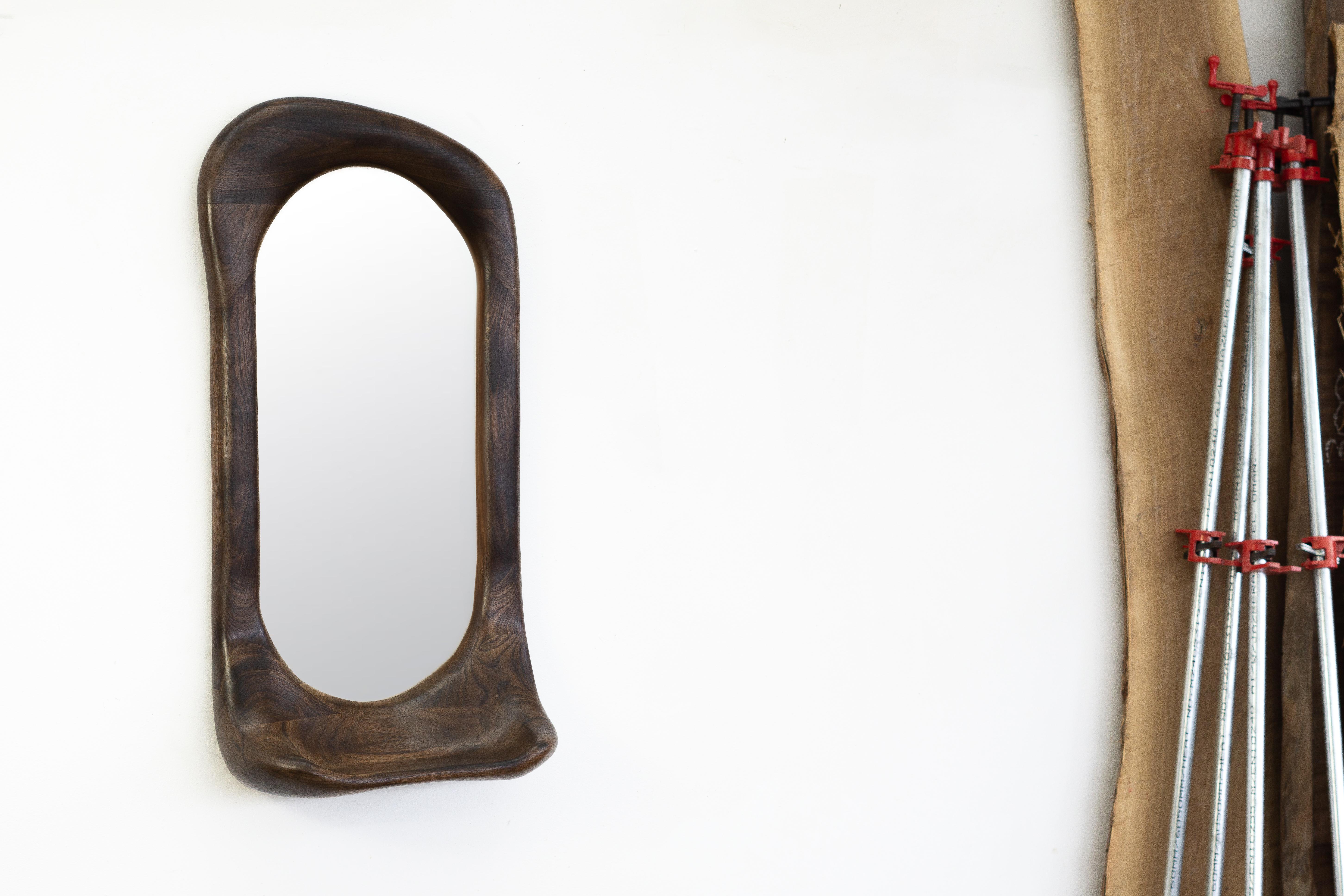 Allemand Miroir sculptural de forme organique en bois de noyer légèrement charbonné, Contemporary en vente