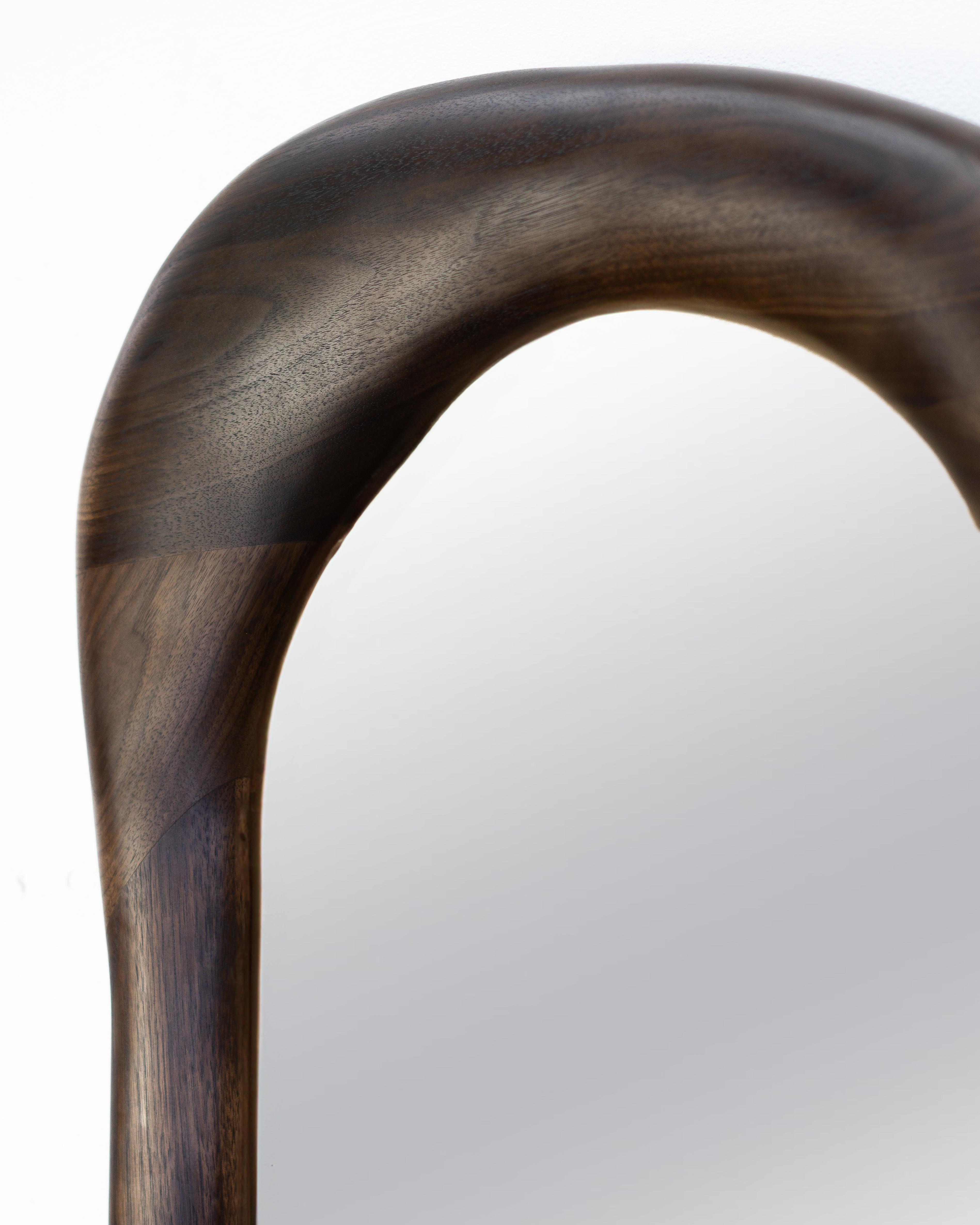 Travail du bois Miroir sculptural de forme organique en bois de noyer légèrement charbonné, Contemporary en vente