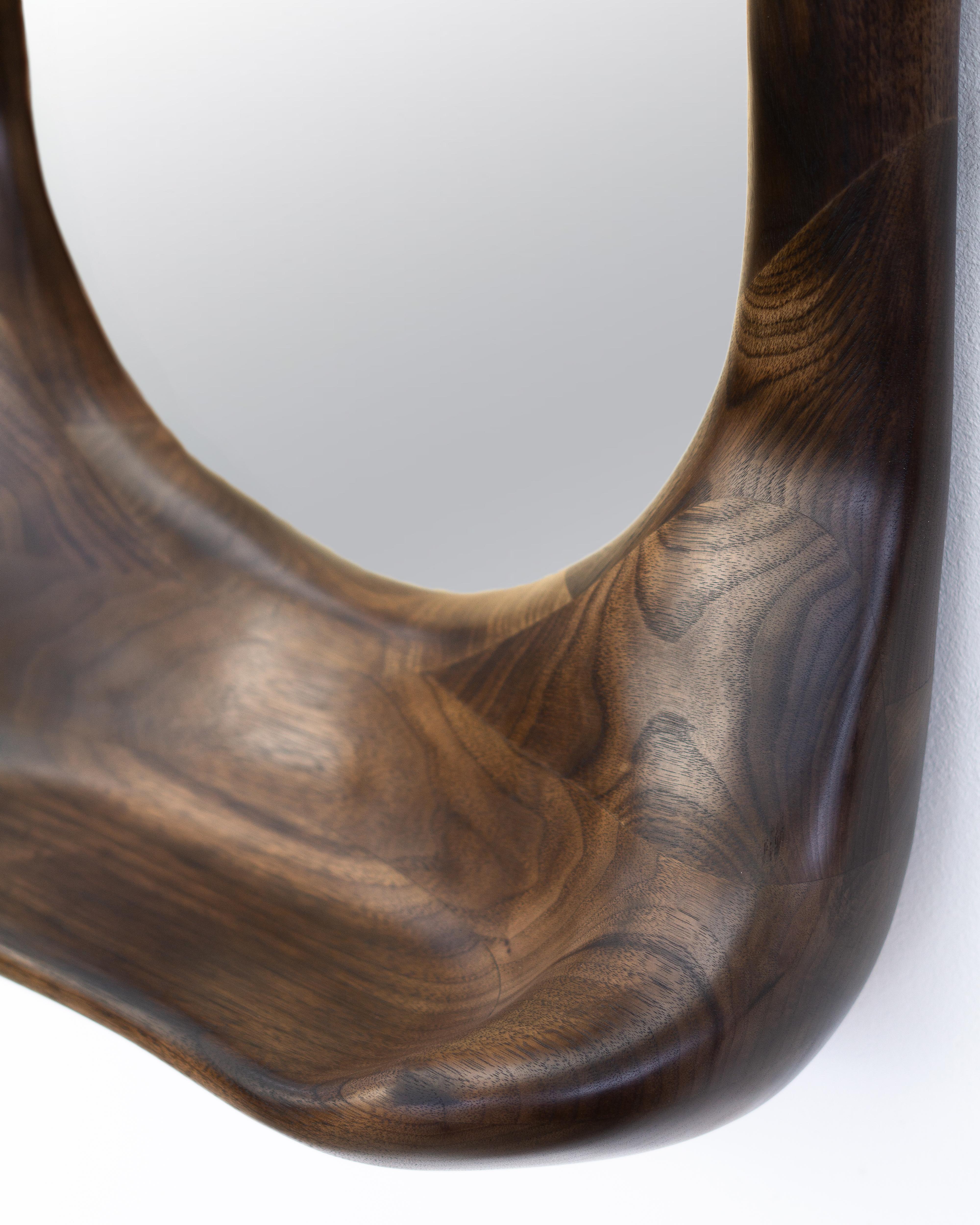 Miroir sculptural de forme organique en bois de noyer légèrement charbonné, Contemporary Neuf - En vente à Waiblingen, BW