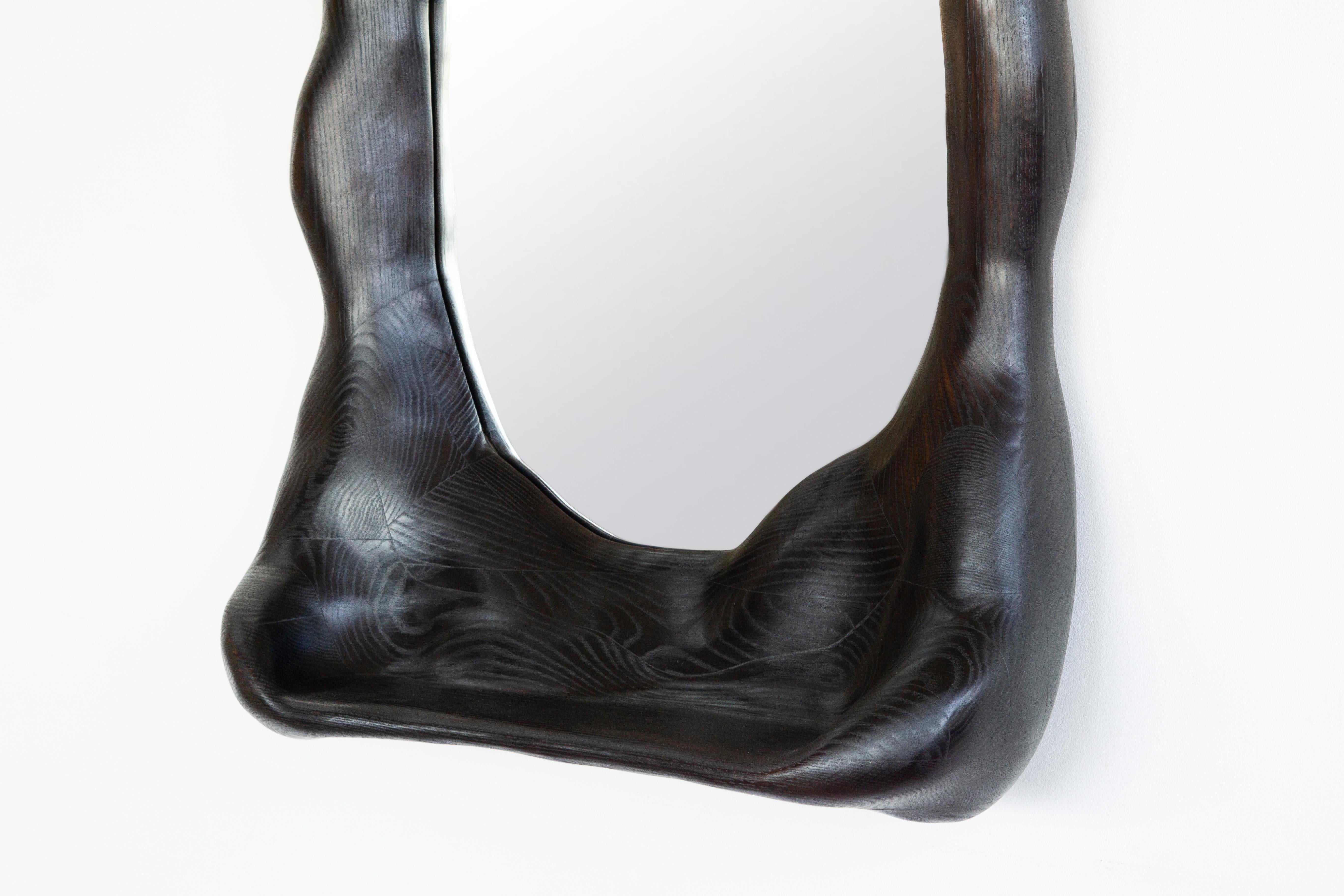 Skulpturaler, organisch geformter Spiegel aus ebonisiertem Eichenholz, zeitgenössisch (Organische Moderne) im Angebot