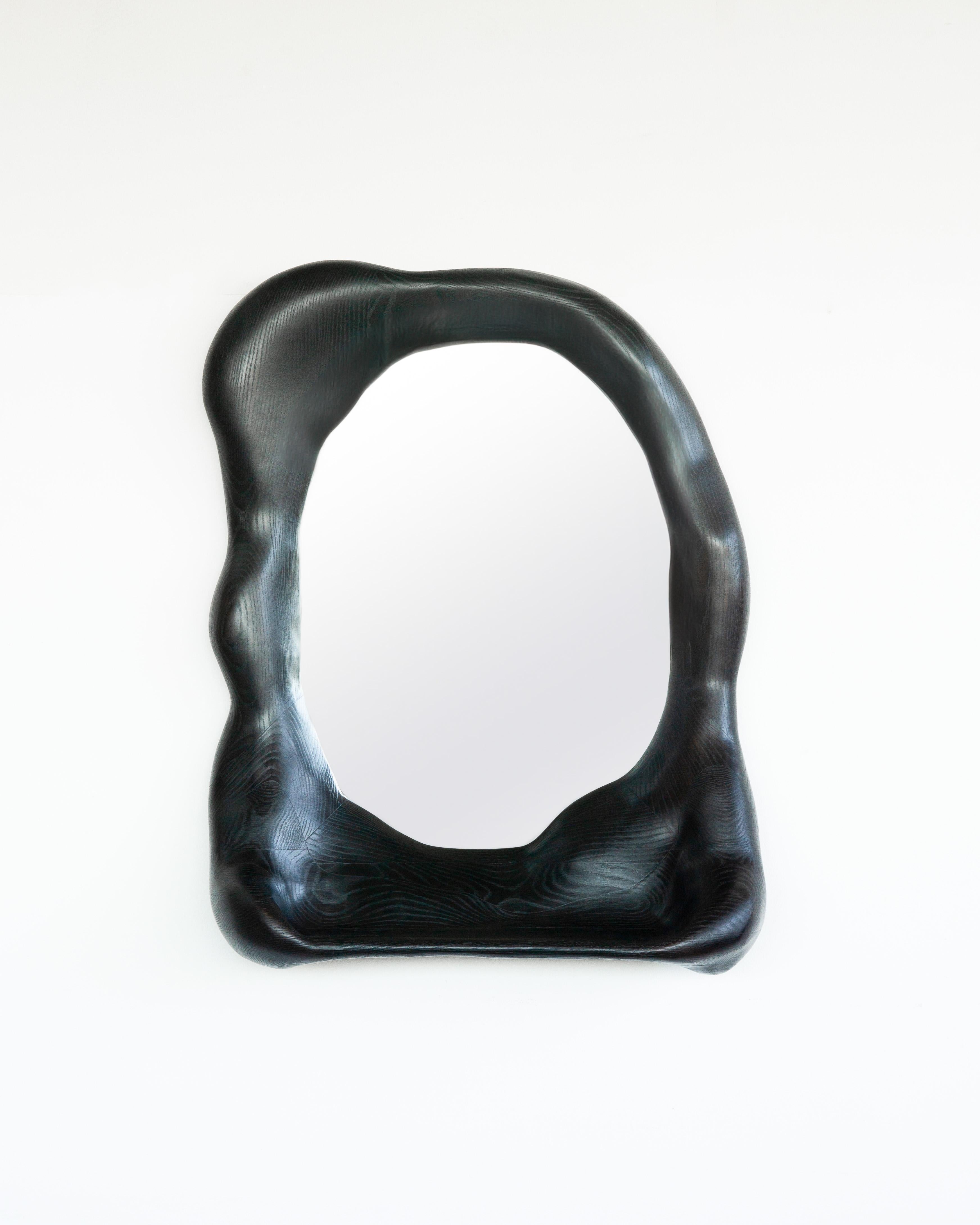 Skulpturaler, organisch geformter Spiegel aus ebonisiertem Eichenholz, zeitgenössisch im Zustand „Neu“ im Angebot in Waiblingen, BW