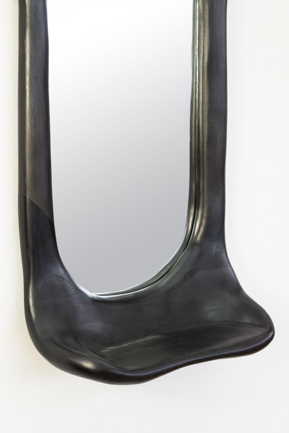 Organico moderno Specchio organico scultoreo in legno di noce ebanizzato, contemporaneo in vendita