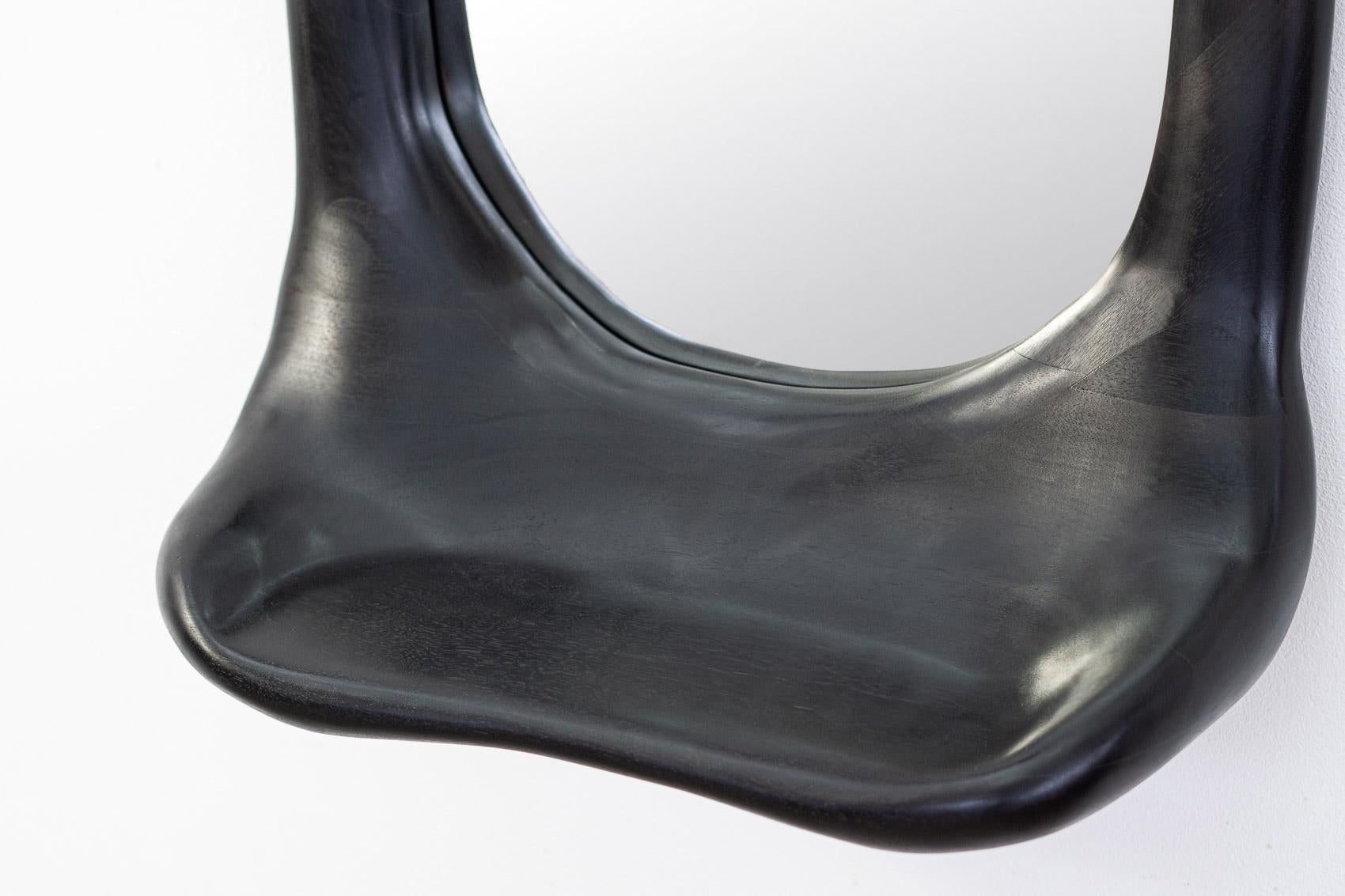 Specchio organico scultoreo in legno di noce ebanizzato, contemporaneo in vendita 1