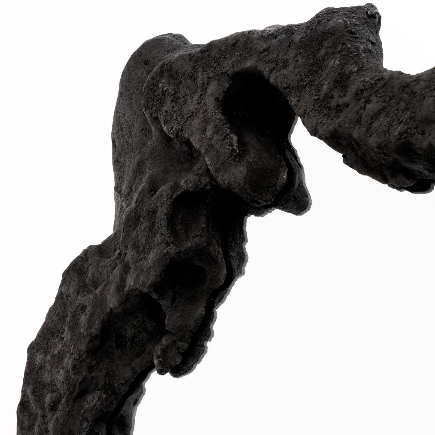 XXIe siècle et contemporain Une belle esprit • Miroir sculptural en pierre organique en noir par Odditi en vente